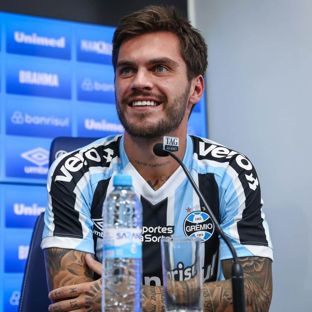 ナタンさんのインスタグラム写真 - (ナタンInstagram)「Muito feliz por essa oportunidade de vestir a camisa do @gremio, um clube gigante e vencedor que tenho enorme carinho desde a infância! Agradeço o apoio da torcida e vamos juntos em busca dos nossos objetivos na temporada! Pra cima, Grêmio! 🎣🇪🇪」4月12日 2時45分 - nathan10