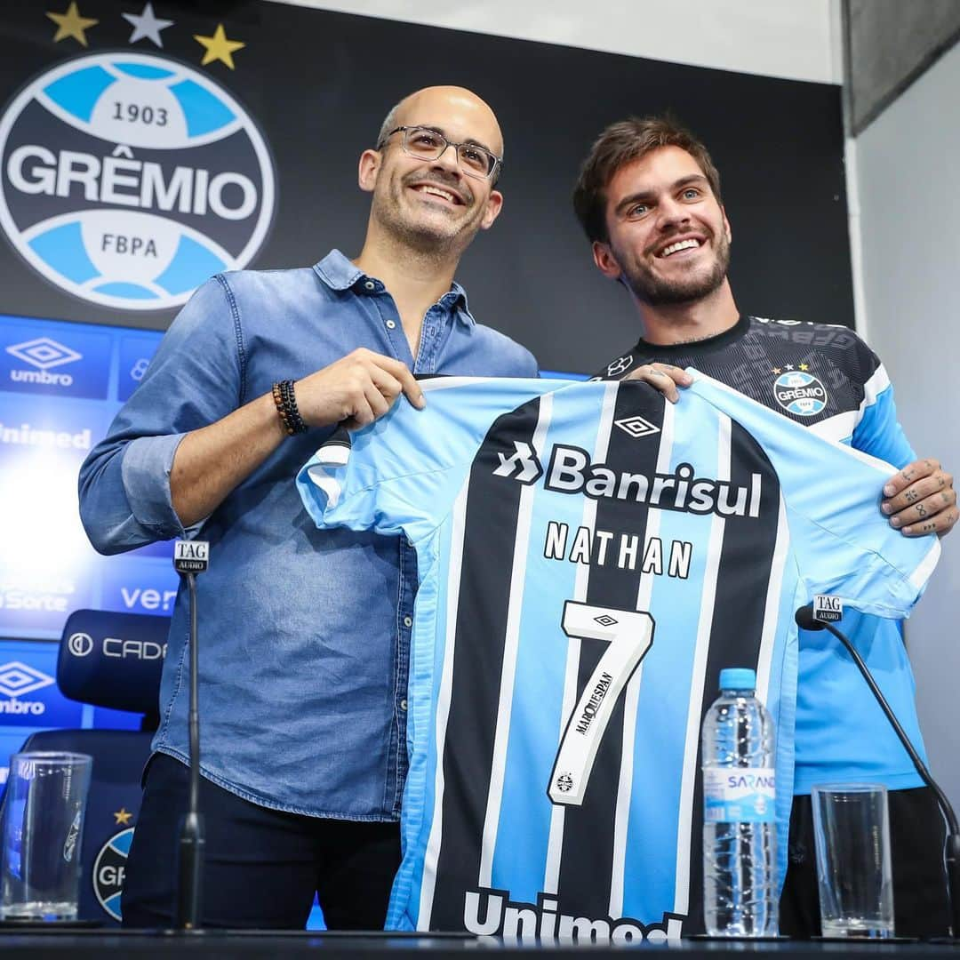 ナタンさんのインスタグラム写真 - (ナタンInstagram)「Muito feliz por essa oportunidade de vestir a camisa do @gremio, um clube gigante e vencedor que tenho enorme carinho desde a infância! Agradeço o apoio da torcida e vamos juntos em busca dos nossos objetivos na temporada! Pra cima, Grêmio! 🎣🇪🇪」4月12日 2時45分 - nathan10