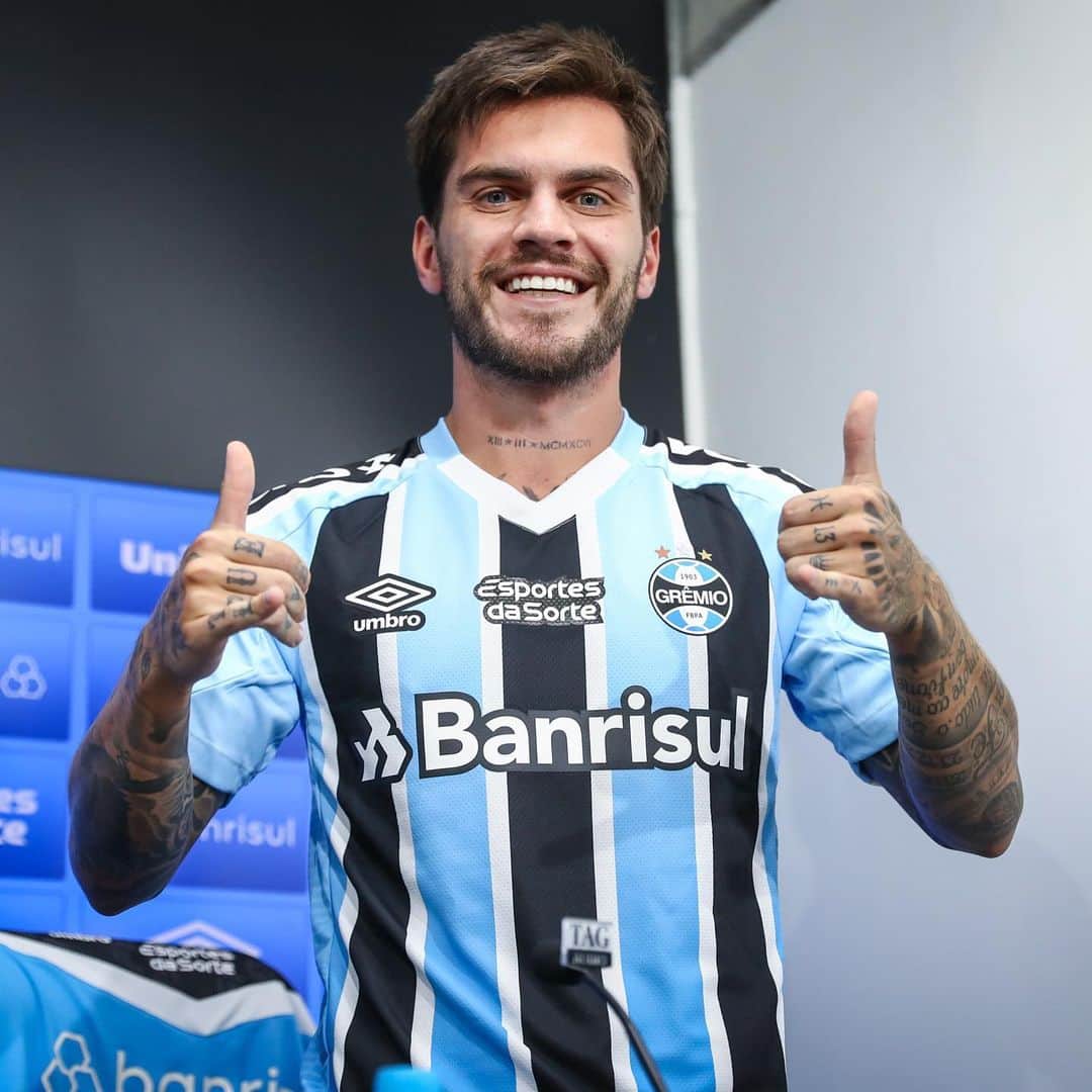 ナタンのインスタグラム：「Muito feliz por essa oportunidade de vestir a camisa do @gremio, um clube gigante e vencedor que tenho enorme carinho desde a infância! Agradeço o apoio da torcida e vamos juntos em busca dos nossos objetivos na temporada! Pra cima, Grêmio! 🎣🇪🇪」