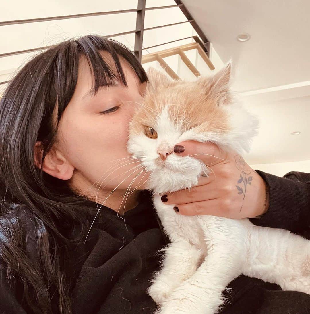 Julia Michaelsのインスタグラム：「He loves me I swear. ❤️」
