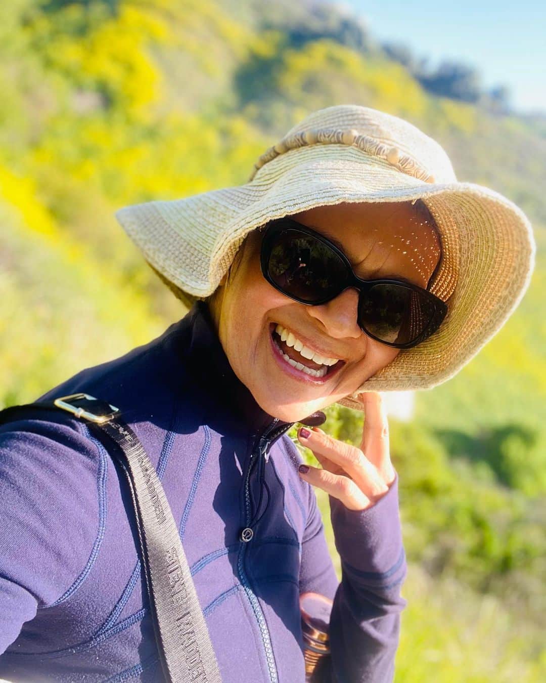 のインスタグラム：「A #beautiful gift of #nature is to connect us vibrationally and frequentially to higher states of #consciousness and physical #wellBeing . So when I'm feeling out of sync with the happier vibrations of life, I connect with nature. Sometimes it's a big outing. Sometimes it's simply sitting on the little patch of grass in the city. The important thing is to get our feet on the #Earth. She is alive and #Powerful.  #hiking #grateful」