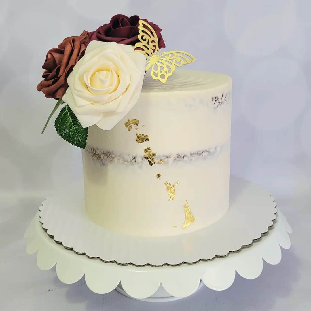 Honey Bee Cakesのインスタグラム：「Gold Leaf Cake Butterfly by @thekreationstation.915」