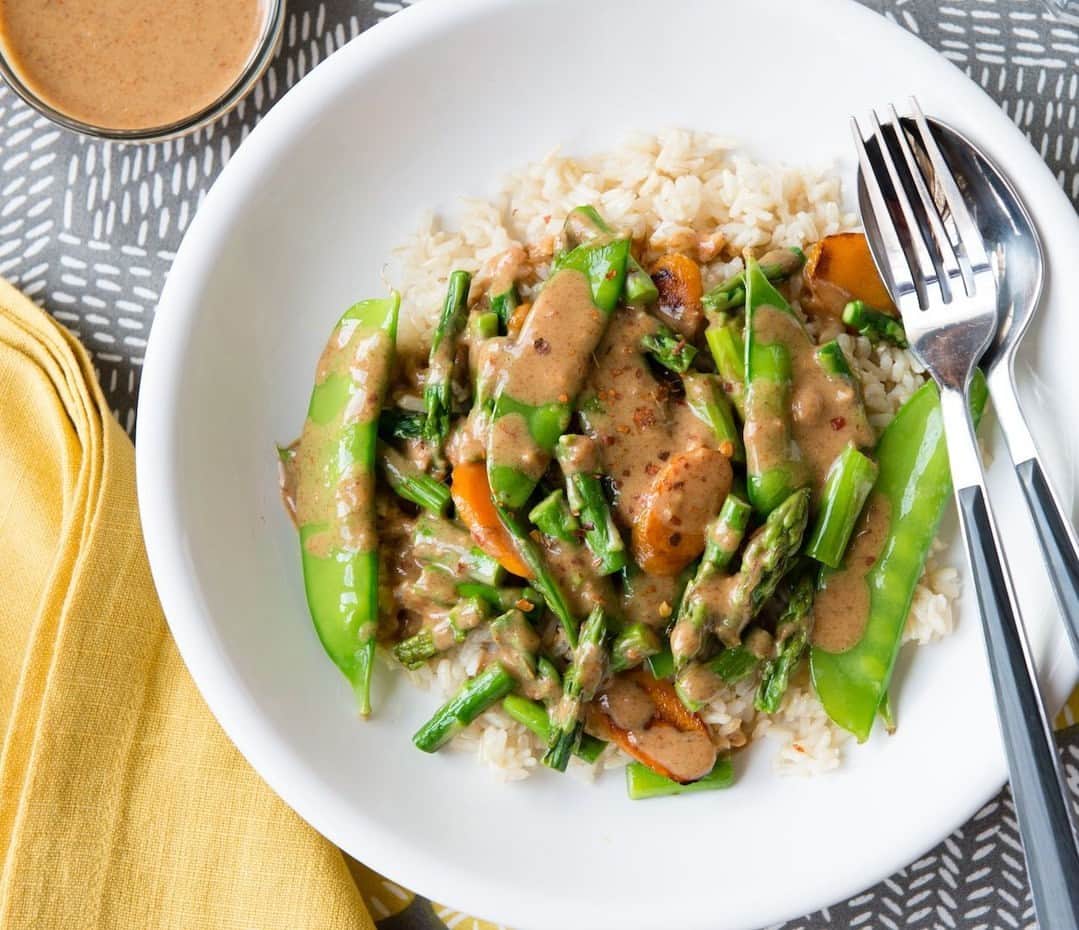 Simple Green Smoothiesのインスタグラム：「Filling + flavorful recipe from our Spring 21-Day Cleanse! ✨🌿⁣ ⁣ Try this Chinese-inspired asparagus stir-fry with almond butter sauce, served over warm brown rice. It's a great springtime meal that will leave you feeling happy + healthy! ⁣ ⁣ The 21-Day Cleanse provides maximum nourishment & builds the foundation for long-lasting, clean-eating habits to restore your body’s natural ability to heal itself. Join the live event from April 17 to May 7 for the transformation you've been dreaming about. ⁣ ⁣ 👉 Click the link in bio for recipe + cleanse info⁣ ⁣ #asparagus #cleaneating101⁣ #healthyhabits #healthyrecipes #21daycleanse #detoxrecipes #cleanse #springrecipes #healthydiet #detox」