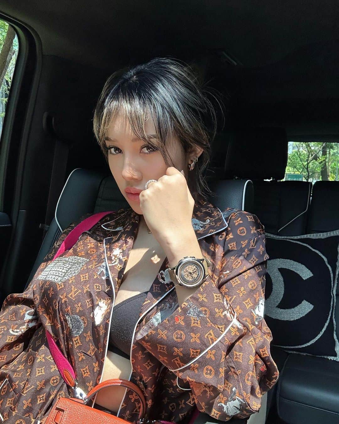 ヴァネッサみどりさんのインスタグラム写真 - (ヴァネッサみどりInstagram)「雖然每天忙死還是要努力打扮一下😇 ママ、妻、時々モデルとしての台湾生活ももうさすがにローカルな人なみになってきた🙋🏼‍♀️毎日ほんと分刻みの生活😅🤍 しかもどんなに忙しくてもオシャレで綺麗でいたいって欲張りなわたし😇 毎日ファイトです🦾✨ 今日はメンズのパテック⌚️をかっこよくつけてみたよ🫡✨  Wearing #PP5935a🤍 Patek’s first stainless steel world time. #MidorisWatches」4月11日 18時28分 - midoritakechi