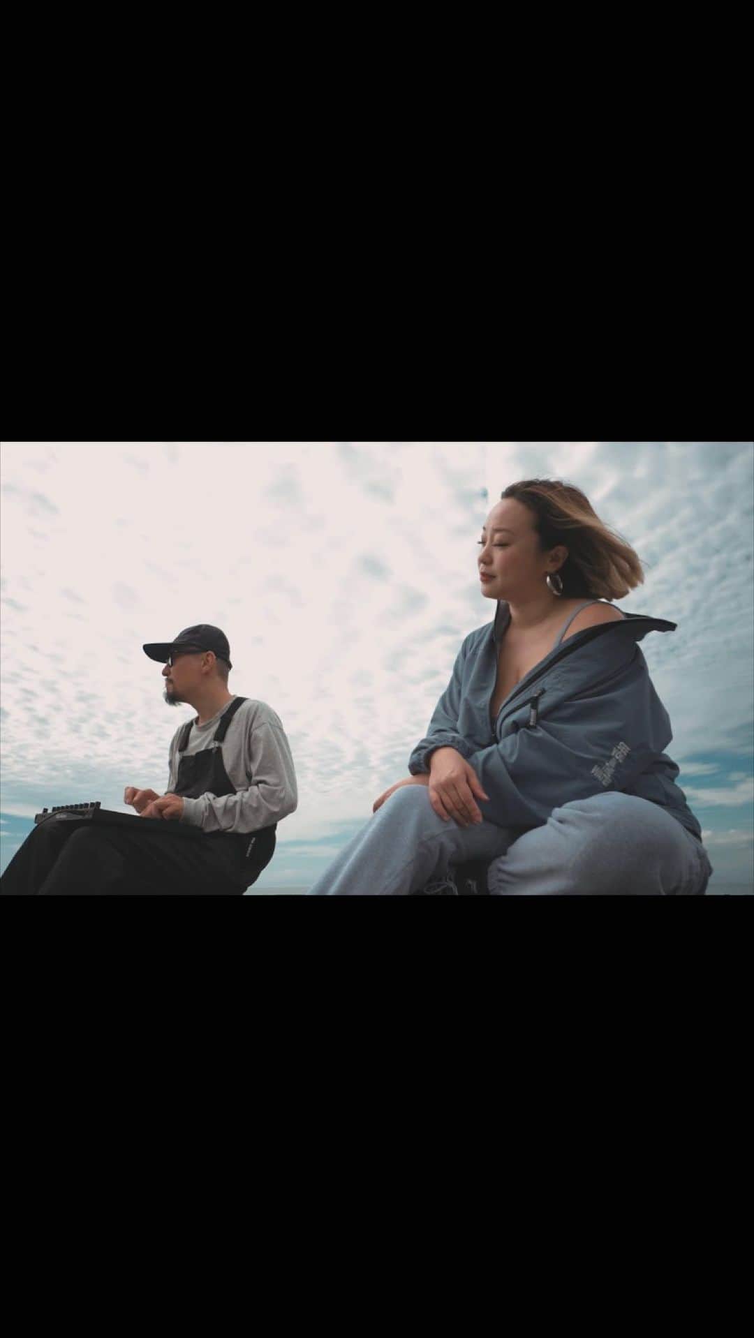 COMA-CHIのインスタグラム：「“keep on(it's my way)” by @coma_chi × @uyamahiroto × @substantialmusic  official music video is out🔥  先日リリースした“keep on(it's my way)”のMVが遂に完成👏㊗️  朋友である映像ディレクターHajime Aoki @hajime0326 氏による、これまた素晴らしい完成度と愛情の詰まった最高な作品に仕上がりました‼︎  そして今回COMA-CHI、Uyama Hiroto、substantialそれぞれが音楽という“道”で長年自己を探求し続け、その結晶のような楽曲が生まれた中で、 他ジャンルでもお互いリスペクトし合える仲間であるプロスケーターの岡田晋 @shinokada77 氏、 TRADMANS BONSAIの小島鉄平 @teppei_kojima501 氏がその信念に共鳴し、友情出演して下さいました。 お2人の“keep on”するクールな姿と、サウンド、メッセージの融合をぜひご堪能下さい。 仲間達に、心から愛と感謝を！！  vocal : @coma_chi @substantialmusic  Music : @uyamahiroto  video edit : @hajime0326  film : @hajime0326 , @ktr0_8  special thanks to... @shinokada77 @teppei_kojima501 @tradmans_matsubaya.inc  @magicnumberjp @kickslab」