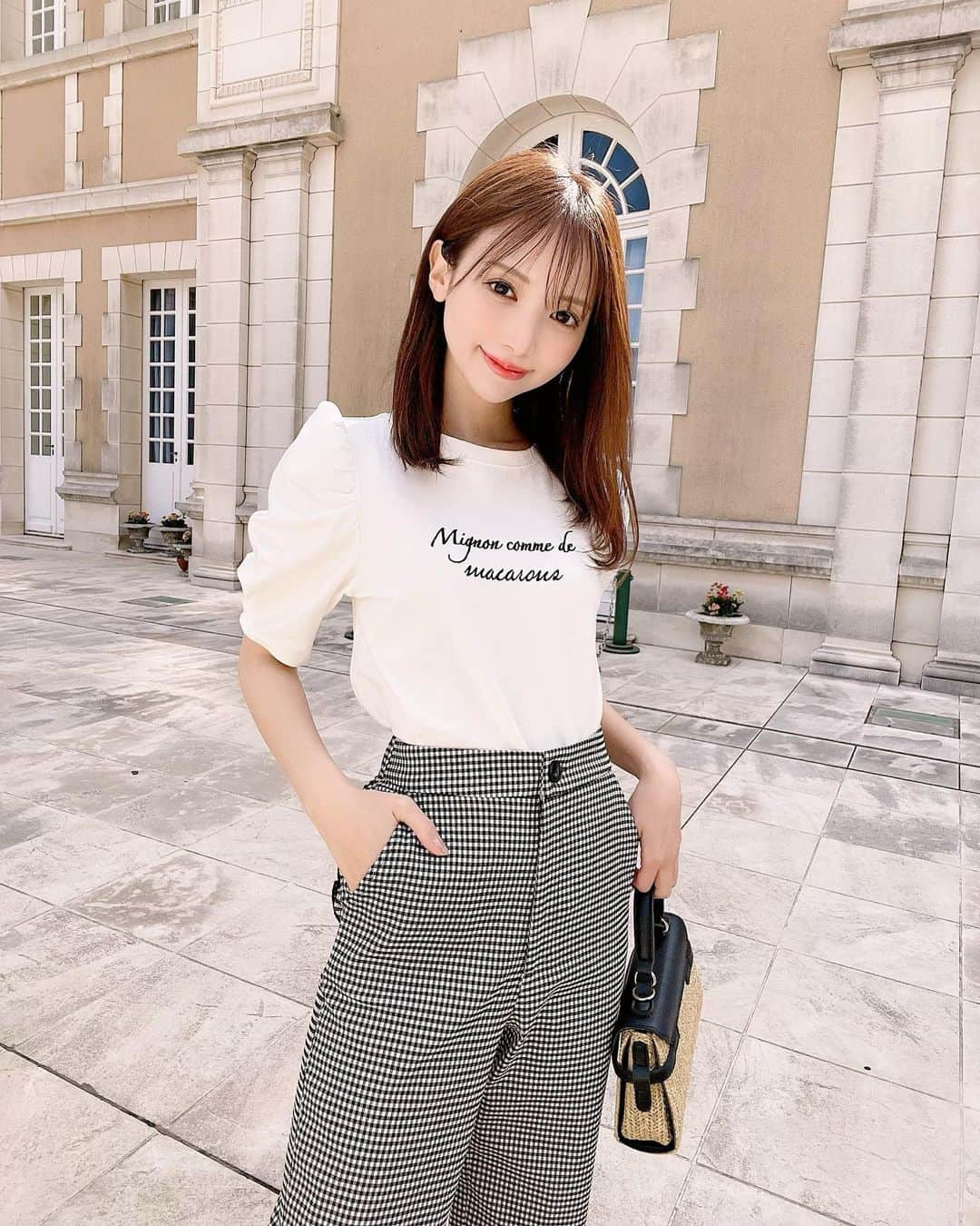 のインスタグラム：「甘かわ♡なギンガムチェックパンツ×Tシャツコーデがかわいい🥺🫶❤︎ 最近好きなパンツコーデ❣️ 後ろポケットがフリルになってます🥰 深めのスリットがオシャレ見えするよ♡  Tシャツはリクエスト中✨こっちもめちゃ着回しできるおすすめです💓  #Tシャツ#Tシャツコーデ#パンツコーデ#甘めカジュアル#150cm#ミシェルマカロン#michellmacaron」