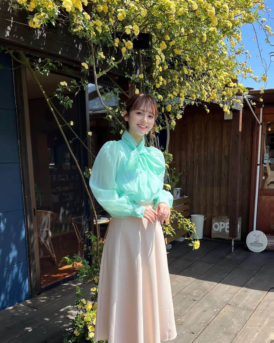 横山紗弓さんのインスタグラム写真 - (横山紗弓Instagram)「ロケ日和🌼 取材先のモッコウバラが満開でした #モッコウバラ #春ですね」4月11日 18時37分 - 1129sym