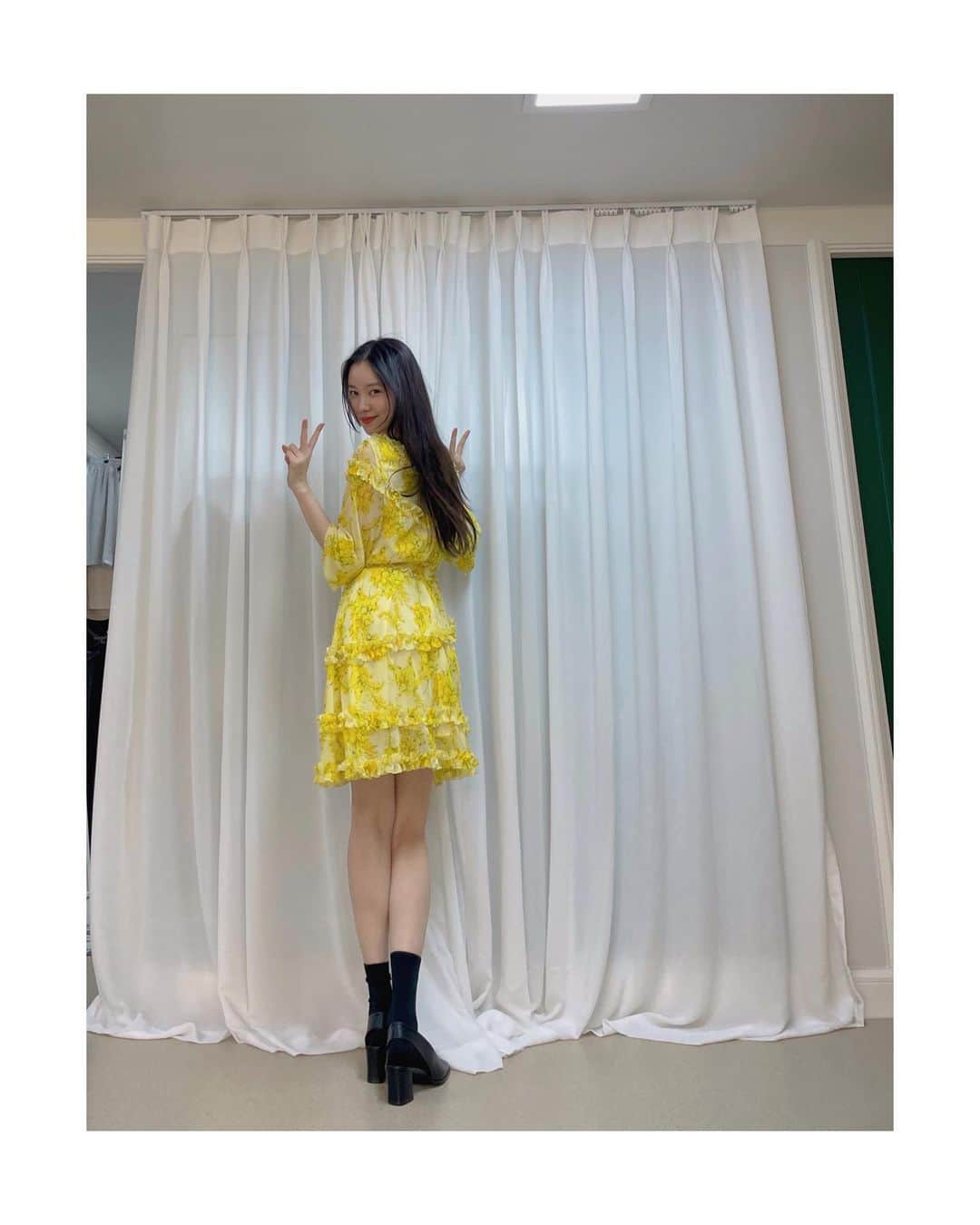 キム・イェウォンさんのインスタグラム写真 - (キム・イェウォンInstagram)「random comet in yellow :)🌼 ☄️🤍」4月11日 18時30分 - __kimyewon