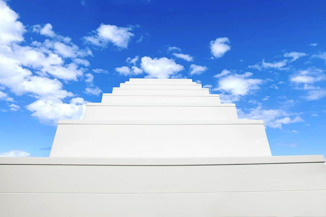 フェニックス・シーガイア・リゾートさんのインスタグラム写真 - (フェニックス・シーガイア・リゾートInstagram)「地上154m、ホテル屋上の絶景フォトスポット 宮崎の風に出会い、太陽にキスをする「青への階段」  シェラトン・グランデ・オーシャンリゾート「屋上テラス席」に、絶景フォトスポット「青への階段」が誕生しました。 青い海からの心地よい風をうけ、宮崎の太陽をより近くに感じることができ、まるで青い空へと続く素敵な一枚を撮影できます。  ------------------------------------- 屋上のテラス席ツアー概要  ■日時：3月1日（水）～5月7日（日）①15:00～15:20　②15:30～15:50 　　　　※4/18～23は除外 　　　　5月8日（月）～7月2日（日）①16:00～16:20　②16:30～16:50 ■場所：シェラトン・グランデ・オーシャンリゾート 屋上特設テラス ■定員：各回10名（定員に達し次第予約受付終了） ■料金：お一人様1,500円（3歳以下無料）※クラブフロア宿泊プランゲストは無料 ■予約：アクティビティーセンター TEL.0985-21-1324（8:00～19:00） ※シェラトン・グランデ・オーシャンリゾート宿泊者限定 ※前日17:00までの事前予約制 ※雨天時および既定の風速を超える場合は中止 ※43階から屋上（45階）までは非常階段をご利用いただきます -------------------------------------  #シーガイア #シェラトングランデオーシャンリゾート #リゾートなひととき #絶景シーガイア #絶景 #フォトスポット #青への階段 #ホテルの屋上 #屋上テラス #宿泊者限定 #宮崎旅行  ※写真はイメージです」4月11日 18時30分 - seagaia_official