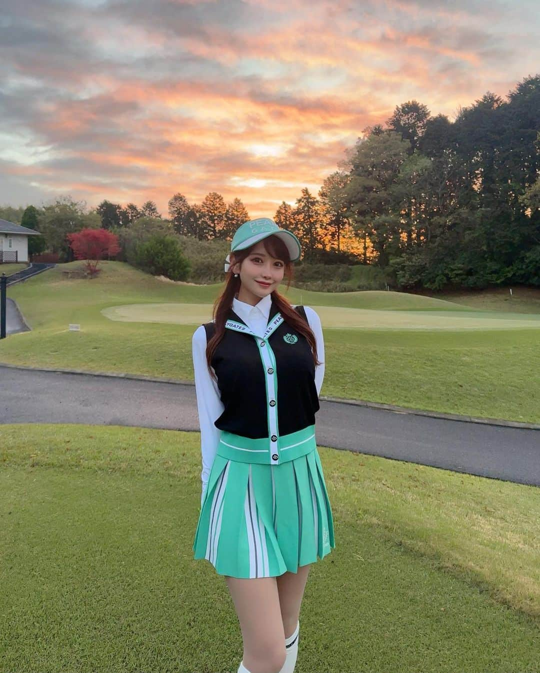 MAYUさんのインスタグラム写真 - (MAYUInstagram)「. 今年初のアーリーバード⛳️🕊 朝5時過ぎスタートでラウンド🏌️‍♀️ . 去年の夏にアーリーバードにハマって、今年もそろそろこの時期が来た〜！て感じ😆 . スルーだし、サクサクプレーできるから 9時には18H終わってのんびりできる🍵✨ まぁ、その分朝は早いけどね！🤣 . 3枚目は月と共に🌕 4、5枚目は朝焼け🌅 . 真夏が来る前にたくさんゴルフ行きたいな〜🏌️‍♀️💫 . ウェアは全身 @pearlygates_korea 💚 . . #ゴルフ女子#ゴルフ#ゴルフウェア#ゴルフコーデ#ゴルフスイング#早朝スルー#アーリーバード#パーリーゲイツ#イーグルレイクゴルフクラブ#golf#golfwear#golfswing#golflife#golfaddict#golfstagram#golfclub#golfcourse#golfday#pearlygates#japan」4月11日 18時33分 - mayu.kina_golf