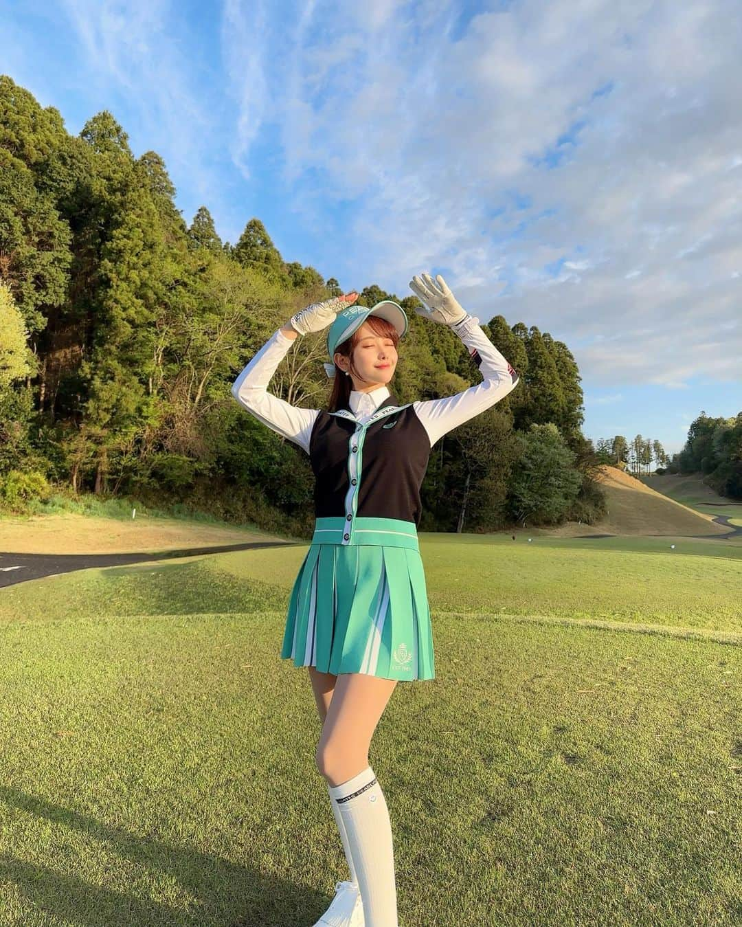 MAYUさんのインスタグラム写真 - (MAYUInstagram)「. 今年初のアーリーバード⛳️🕊 朝5時過ぎスタートでラウンド🏌️‍♀️ . 去年の夏にアーリーバードにハマって、今年もそろそろこの時期が来た〜！て感じ😆 . スルーだし、サクサクプレーできるから 9時には18H終わってのんびりできる🍵✨ まぁ、その分朝は早いけどね！🤣 . 3枚目は月と共に🌕 4、5枚目は朝焼け🌅 . 真夏が来る前にたくさんゴルフ行きたいな〜🏌️‍♀️💫 . ウェアは全身 @pearlygates_korea 💚 . . #ゴルフ女子#ゴルフ#ゴルフウェア#ゴルフコーデ#ゴルフスイング#早朝スルー#アーリーバード#パーリーゲイツ#イーグルレイクゴルフクラブ#golf#golfwear#golfswing#golflife#golfaddict#golfstagram#golfclub#golfcourse#golfday#pearlygates#japan」4月11日 18時33分 - mayu.kina_golf