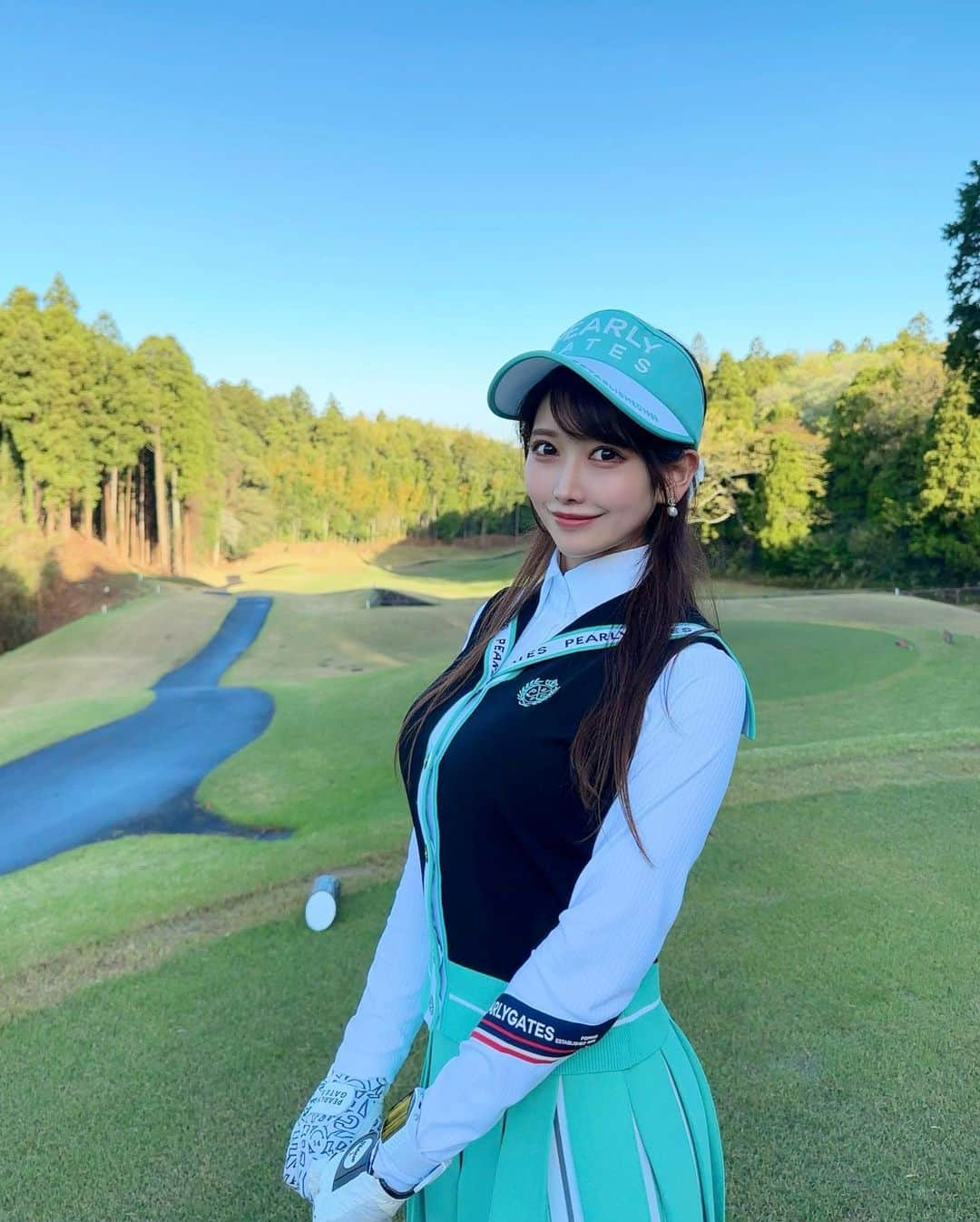 MAYUのインスタグラム：「. 今年初のアーリーバード⛳️🕊 朝5時過ぎスタートでラウンド🏌️‍♀️ . 去年の夏にアーリーバードにハマって、今年もそろそろこの時期が来た〜！て感じ😆 . スルーだし、サクサクプレーできるから 9時には18H終わってのんびりできる🍵✨ まぁ、その分朝は早いけどね！🤣 . 3枚目は月と共に🌕 4、5枚目は朝焼け🌅 . 真夏が来る前にたくさんゴルフ行きたいな〜🏌️‍♀️💫 . ウェアは全身 @pearlygates_korea 💚 . . #ゴルフ女子#ゴルフ#ゴルフウェア#ゴルフコーデ#ゴルフスイング#早朝スルー#アーリーバード#パーリーゲイツ#イーグルレイクゴルフクラブ#golf#golfwear#golfswing#golflife#golfaddict#golfstagram#golfclub#golfcourse#golfday#pearlygates#japan」