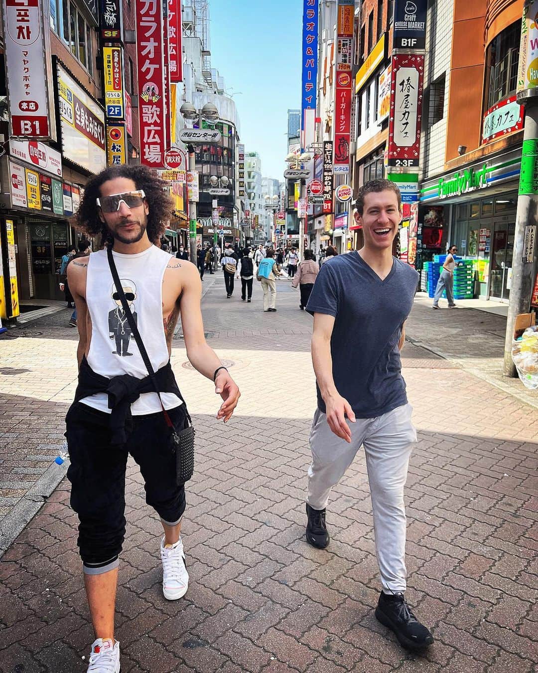 ジェイソン・ブラウンのインスタグラム：「📍Shibuya 渋谷区, Japan   Welcome to Japan @rohenew!! ❤️‍🔥 僕の振付家(ロヒーン)は日本にいます！初めて！！😍🎌  #shibuya #japan #travel #figureskating #wttfigure #skating #shibuyacrossing」