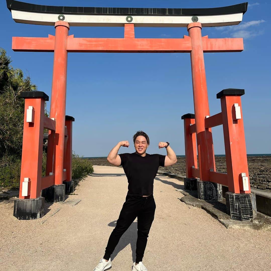山澤礼明のインスタグラム：「宮崎を存分に満喫。  2週間くらい仕事しないでここにいたいと思いました。  いつかYouTubeをお休みして長期休暇を作れたらなぁと思いながら何年も経ってる。  明日からは大阪行くよ🛩 次は4月13日FIT PLACE24 大阪長居店がOPEN✨  #山澤礼明#筋トレ#筋肉#ジム#フィットネス#宮崎」