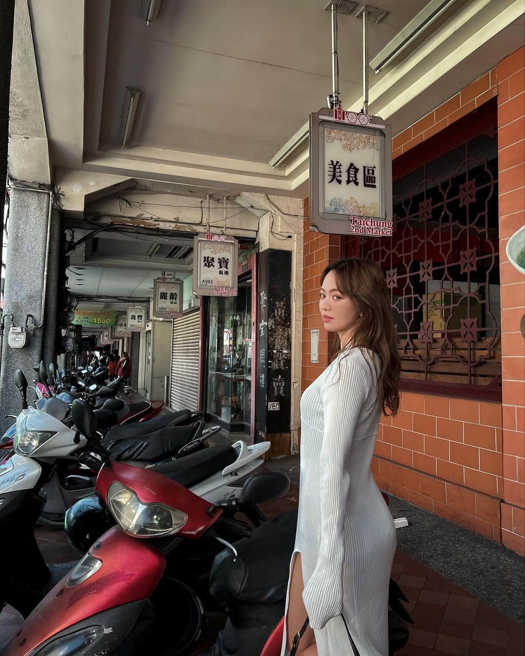 のインスタグラム：「🇹🇼❤️ ㅤㅤㅤㅤㅤㅤㅤㅤㅤㅤㅤㅤㅤ 台湾のふとした街並みエモくて よきじゃなーいっ📷？  台湾でのお土産紹介っ🫶  2-3枚目 鳳梨酵素 @zymoide_official  台湾のビューティーアイテムって 気になるよねっ 蜂蜜を使ったコスメブランド🐝 香りも保湿力も良くてええ🥹 天然酵素のドリンクが有名っ！  4-5枚目 青澤 @chingtsechen  ラスクやスナック系の台湾土産っ🇹🇼 パッケージもカラフルでかわよいっ お土産で配ったら喜ばれたよう🥺  6枚目 gogoout @gogooutcom  今回ドライバーさん付きのレンタカーで 移動してたよっ🚗 バスや電車に比べて安くはないけど たくさん移動する日や楽に柔軟に 移動したい方はめっちゃおすすめです👍 お値段は一日H4000台湾ドル（約20,000円）  #台湾旅行 #taiwan #taiwantravel #台湾土産」
