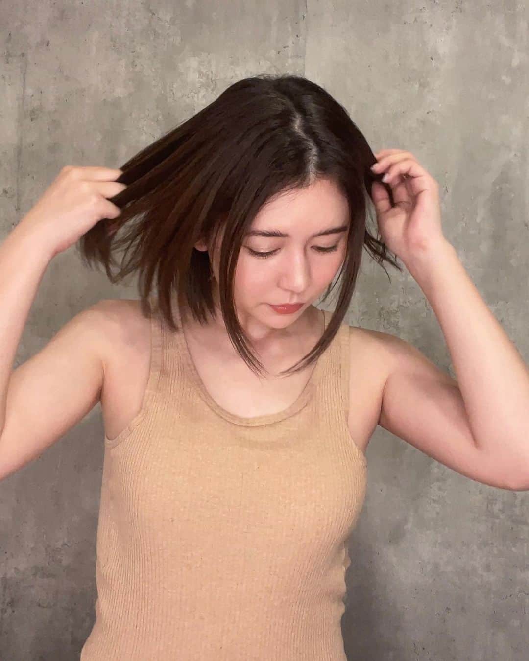 坪井安奈のインスタグラム：「実はブラトップが大好きな私☺︎ キャミソールタイプや長袖タイプなどいろいろ持ってるんだけど、今回紹介するのはSugano ORGANICのブラタンクトップ。  タンクトップタイプは下着としてはもちろん、これからの温かい季節ならトップスとしてカーデやジャケットの下にさらっと着れるので重宝します✧ 裾の部分がメロー加工になってるのもカワイイ♡  気に入ったのは、生地がオーガニックコットン100%の贅沢な作りになっていること。そして、バスト部分にはゴムが使われてなくて、ブラトップの中でもさらに楽チン！このまま寝られそうなくらい笑  腕も広めに開いてるから、ワキ部分の締め付けもないよん。  ナチュラルな風合いの色も好き。生地の色は染めてないそうで、洗濯の時の色移りの心配がないのも◎ フェアトレードのオーガニックコットンで、いろんな人に優しいのが嬉しいね☘︎  詳細は @muni_official__ のサイトで見れるよ。muniには他にもオーガニックコットン・シルク・フェムテックなどに特化した商品がいろいろあるので、ぜひチェックしてみてね！¥10,000以上購入する場合は、クーポンコード【munig04d】を入れると1,000円オフになるのでお忘れなく♡  サイズ：フリー カラー：白・茶・緑 価格：¥6,160  #muni #ムニ #pr  #オーガニックコットン #オーガニックコットンインナー #オーガニック #サスティナブルライフ #地球に優しい #エシカルライフ #天然素材 #敏感肌でも使える #可愛い下着  #敏感肌でも安心 #インナーウェア #肌に優しい #アンダーウェア #環境に優しい #肌に優しい下着 #肌触り抜群 #敏感肌用」