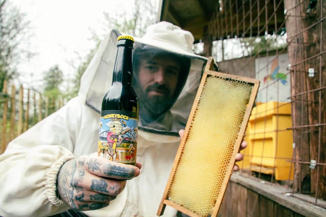 ベン・ソーンダースのインスタグラム：「We namen een kijkje bij de bijenstal in Park Angerenstein, waar vrijwilligers hard werken om de bijen kolonie te behouden! Proost op de bij🐝🍯」