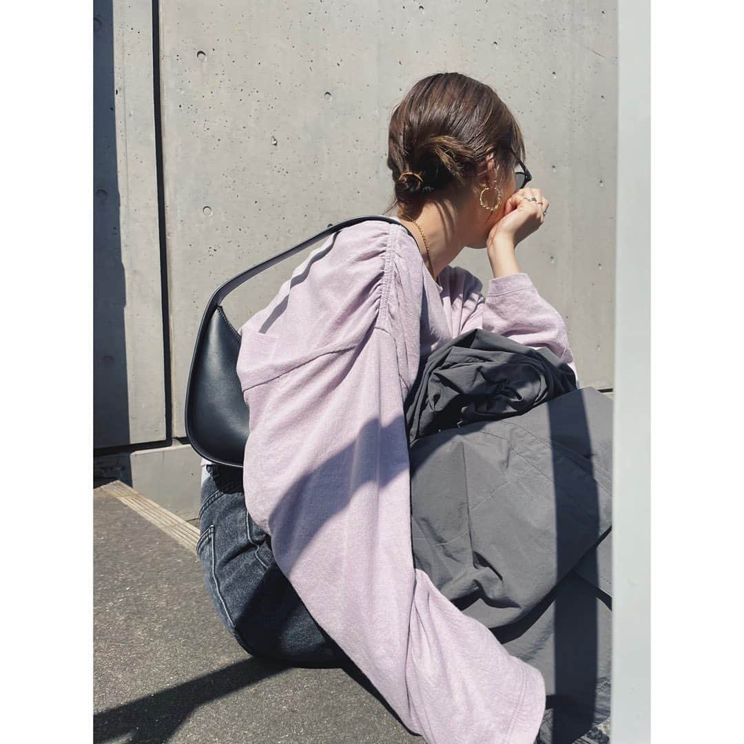 野尻美穂のインスタグラム：「ラベンダーかわいい🥹 シワ感ある表面と薄い肌触りが最高な着心地なのです。 他にホワイト、ブラックもあります。 丈短くてかわいいんだ☺️💫  #wai_ships #wai_23ss」