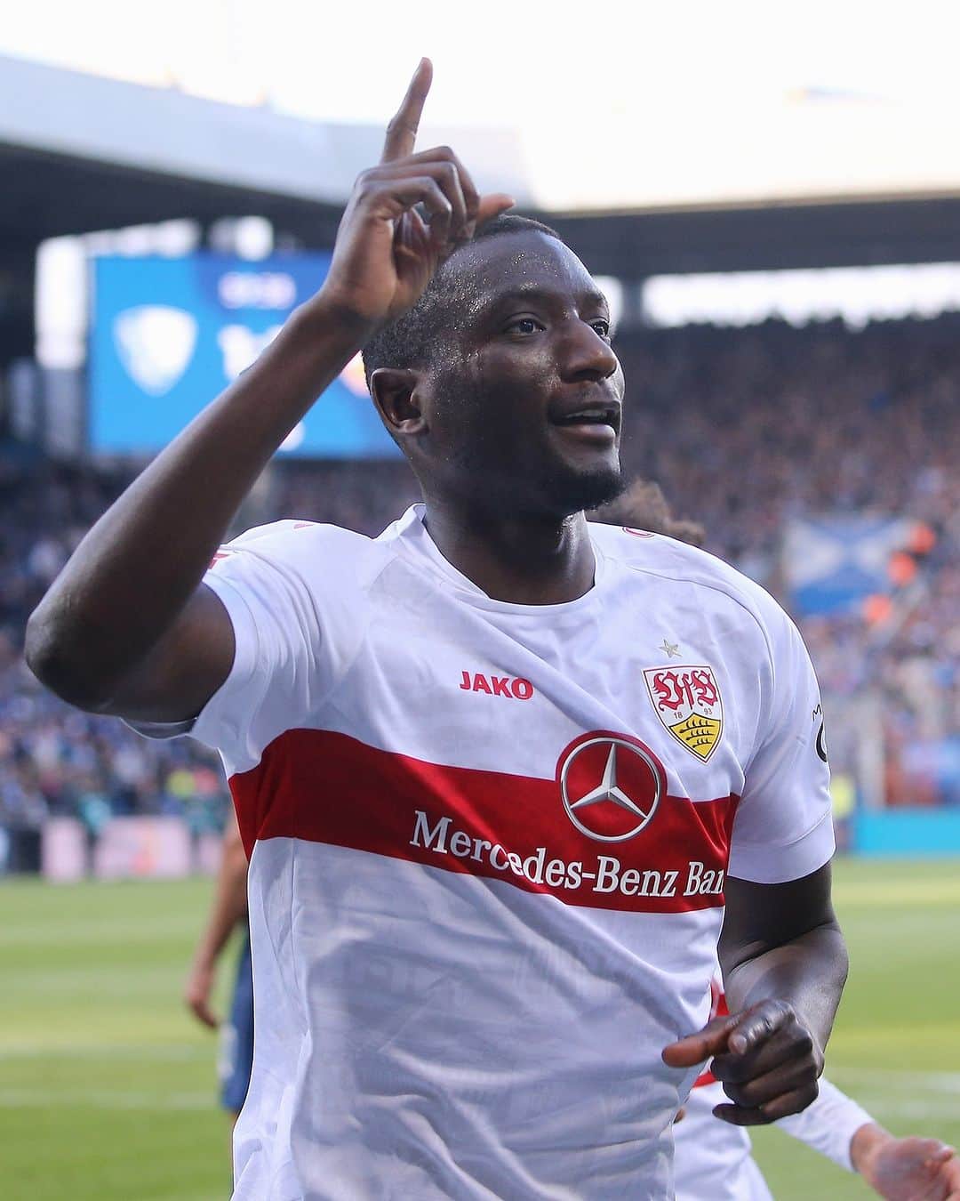 のインスタグラム：「🔊 Sound on! Und nochmal 3️⃣x jubeln! ⚪🔴💪 _ @hiroki_ito38 @guirassy19off @josha.v #VfB #BOCVfB 2:3 #vfbstuttgart #vfbstuttgart1893 #auscannstatt #furchtlosundtreu #VfBInsta #VfBRadio」