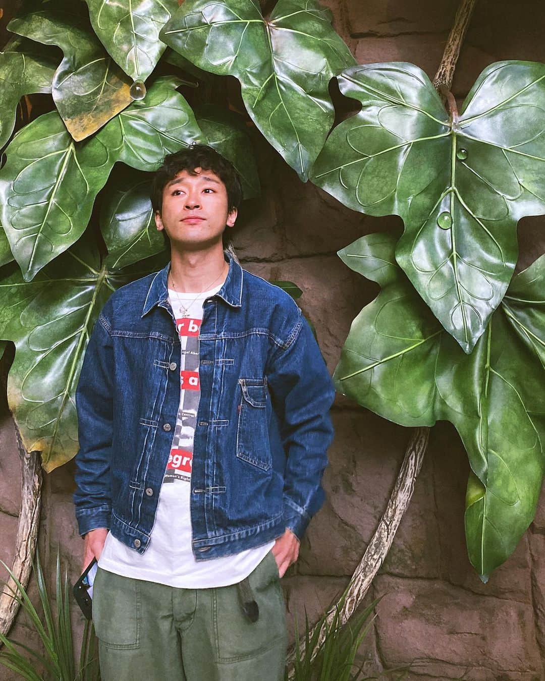 としみつのインスタグラム：「ジブリパーク行ってきた。  細かい部分まで楽しめるので色々見逃せない。  頭に🫰はあまりしないか…  デニム、Tシャツ日和でした。  また行く〜  #ジブリパーク」