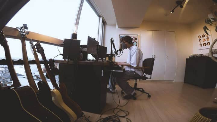 AG（エイジ）のインスタグラム：「Hunter or Prey-NOISEMAKER 実はNOISEMAKERの曲はピアノで歌うと全曲エモくなる 最近またとんでもない曲出来たよ We've got a new song coming out and it's gonna be fire🔥🔥 KITAKAZEで鳴らしたいなー #NOISEMAKER #kitakazerockfes」