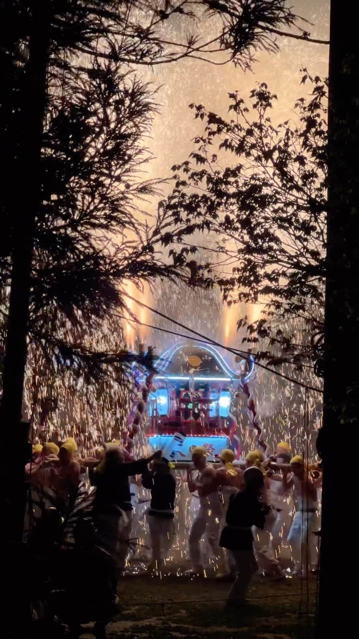 東京DANDYのインスタグラム：「At the Tejikara Fire Festival in Gifu last weekend. A waterfall of fireworks cascades down over men carrying a Mikoshi, itself loaded with fireworks that ignite and explode. An amazing ritual.  #まつり#japan #festival #手力の火祭 #gifu #岐阜県」