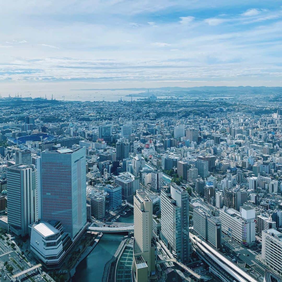 横浜ロイヤルパークホテルのインスタグラム：「. 少しずつ日が延び、昼間の街並みを眺める時間が長くなってきました。  こちらの角度からは、横浜市庁舎や横浜スタジアム、遠くは三浦半島まで。  まるでジオラマのような風景に思わず見入ってしまいます。  #横浜ロイヤルパークホテル  #yokohamaroyalparkhotel」