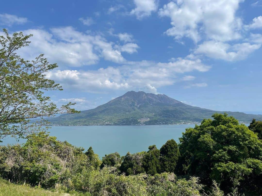 鈴木砂羽さんのインスタグラム写真 - (鈴木砂羽Instagram)「快晴☀️ 素晴らしいロケ日和🎥  桜島の絶景と ちょーご無沙汰な ピン子さんと〜♬  大先輩から パワーいただいてます🔥 ピン子さんは 桜島のように 変わらずパワフルです🌋  ロケも残りあと少し。。 ちょっと寂しくなってきたぞい🥲  #鹿児島 #霧島 #磯山公園 #桜島　 #映画 #オールドカーてんとう虫のプロポーズ  #泉ピン子　さん」4月11日 18時52分 - bombon_sawa