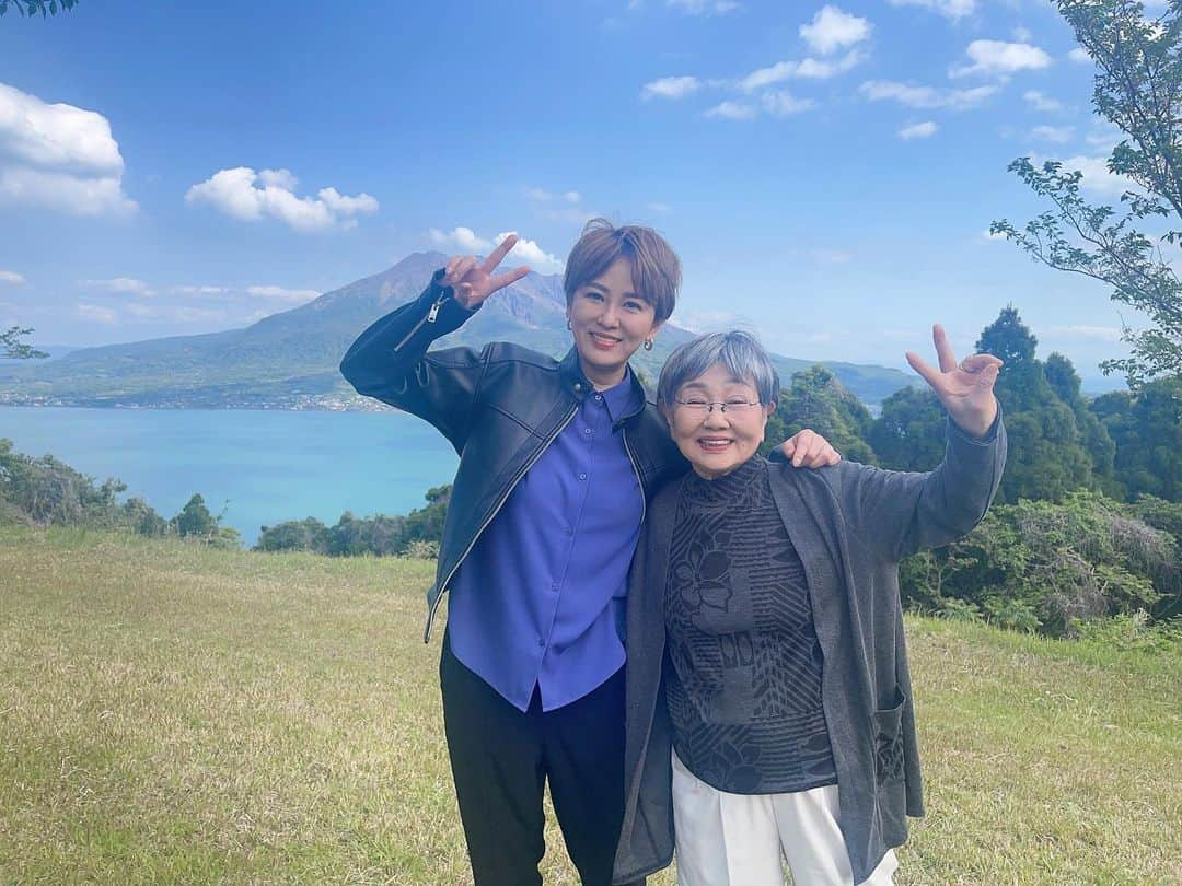 鈴木砂羽のインスタグラム：「快晴☀️ 素晴らしいロケ日和🎥  桜島の絶景と ちょーご無沙汰な ピン子さんと〜♬  大先輩から パワーいただいてます🔥 ピン子さんは 桜島のように 変わらずパワフルです🌋  ロケも残りあと少し。。 ちょっと寂しくなってきたぞい🥲  #鹿児島 #霧島 #磯山公園 #桜島　 #映画 #オールドカーてんとう虫のプロポーズ  #泉ピン子　さん」