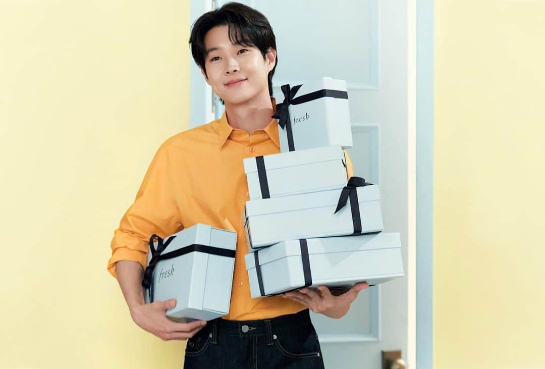 チェ・ウシクのインスタグラム：「사랑하는 사람에게 내 마음을 #이쁘게 전달하는 방법 제가 알려드릴까요? #프레쉬 블루상자로 전달해보세요! @freshbeautykorea  #fresh #giftbox #giftideas   #광고」