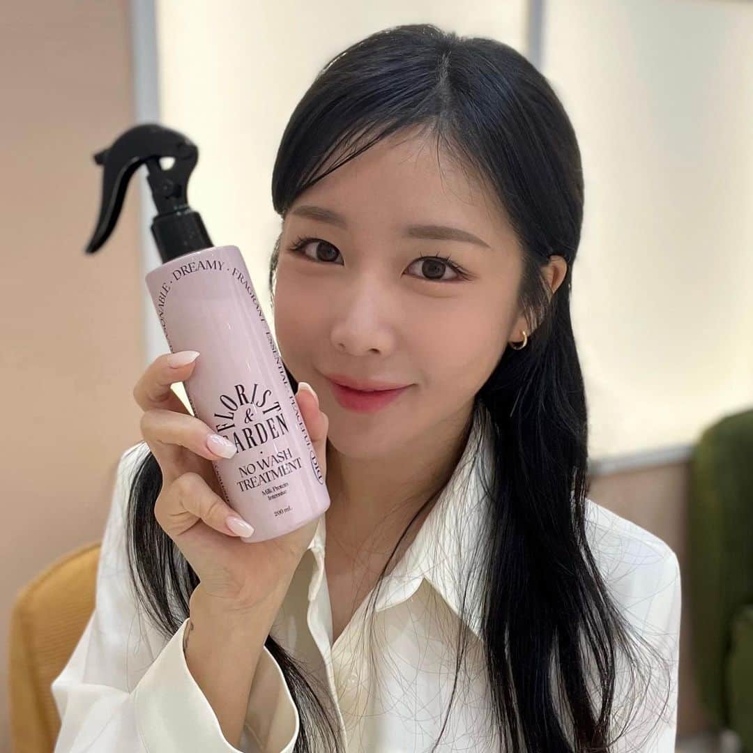 ウェイ のインスタグラム：「#광고  🫧 웨이랜드 x 오디드 마켓 🫧 어제 올라간 영상에 입에 마르게 칭찬한, 제가 정말 많은 제품 테스트하고 정착 후 쭉 쓰고 있는 헤어템 “오디드” 역대급 할인마켓 오픈했어요!   헤어케어에 가장 중요한 건 트리트먼트인 거 다들 아실 텐데요 메인 제품인 노워시 트리트먼트는 헹궈낼 필요가 없어 아주 간단하게 관리할 수 있는 제품이에요 머리 다 감고 상한 부위에 칙칙 뿌려주면 관리 끝- 저같이 염색, 고데기 자주 하는 분들을 위해 워터 트리트먼트까지 함께 있는 구성도 준비했고요! 함께 쓰면 두 배로 케어 가능해요 이번에 노워시 트리트먼트는 분사기능이 리뉴얼되어 머리에 초미세로 더 고르게 분사되어 단백질 뭉침 없이 산뜻하게 관리할 수 있어요. 손에 묻지 않기에 에센스 대신에 쓰기에도 너무 좋아요! 향이 지미추 향수와 같아 향수 대신 많이 쓰기도 하는 제품인데요, 향수+에센스+트리트먼트 기능이 모두 들어간 초초초 가성비 제품이라고 자부해요  당연히 역대급 할인 가격이구요..!  이벤트 선물로 무려 다이슨 에어랩이 증정되어요🔥 어차피 샴푸+트리트먼트는 우리 꼭 쓰는 제품이잖아요?  좋은금액일 때 겟하고 선물 당첨까지 되면..  구매 안 할 이유가 어디 있을까 싶어요! (정기적으로 하는 마켓이 아니라 이번이 정말 기회에요!) 다이슨 에어랩 말고도 신세계 상품권, 오디드 전제품 증정 이벤트,  전 구매자 무료배송(도서산간지역포함)등 정말 역대급 혜택입니다!!! 구성과 가격 한 번 더 텍스트로 정리해 아래 올려드릴게요!  ⭐️일정 : 4월 11일 오후 7시!!! 오픈 ! 4/11(화) 오후 7시 ~ 4/14(금) 오후 7시 총 4일간 진행 ⭐️ 배송비 : 전 지역 무!료!배!송! ⭐️ 마켓은 11일 오후 7시부터 오픈되어서 프로필 링크를 통해서 구매해 주시면 됩니다!   ❤️ 오디드 X 웨이랜드 마켓 특별 할인구성 ❤️ ✔️ 옵션 ① 물미역 기획세트 ⭐️웨이랜드 추천⭐️ 노워시앰플트리트먼트 2ea + 워터트리트먼트 2ea + 오디드 샴푸 4종 샘플파우치 5개 정가 64,000 ▶ 36,900원 (42%할인) ✔️ 옵션 ② 오디드 2종 케어세트 노워시앰플트리트먼트 2ea + 오디드 샴푸 4종 샘플파우치 2개 정가 32,000 ▶ 20,500원 (36%할인) ⚫️ 마켓 관련 문의 사항은 오디드 카카오톡 플친 및 오디드 네이버 스마트스토어 톡톡문의 부탁드립니다.   💖 웨이랜드 공동 구매 통큰 EVENT 💖 01. 선착순 구매 이벤트 - 선착순 구매 10분께 헤어오일 1ea 증정 02. 무료배송 이벤트  - 전제품 무료배송 진행 ( 제주/산간지역 포함) 03. 구매인증 리뷰 이벤트 -  구매 후 상세페이지 내 상품리뷰 작성 🥇 1등 다이슨 에어랩 1명 ✨✨✨ 🥈 2등 신세계 상품권 5만원권 2명✨✨ 🥉 3등 오디드 제품 7종 3명✨ * 자세한 사항은 상세페이지 참고 부탁드립니다.  다이슨 에어랩 지이이인짜 좋은 건 다들 아시죠..!?  리뷰까지 꼭! 쓰셔서 1등 당첨자 주인공이 되시길 바랄게요💖  #오디드 #아이돌트리트먼트 #노워시앰플트리트먼트」