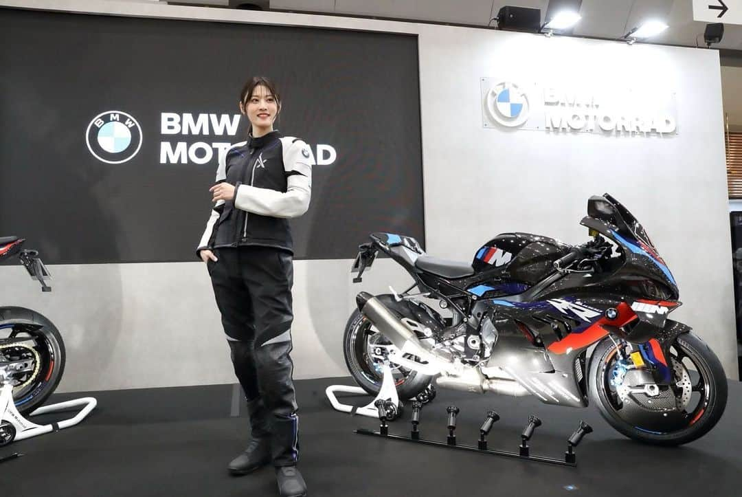 日吉晶羅さんのインスタグラム写真 - (日吉晶羅Instagram)「大阪・東京・名古屋 #モーターサイクルショー2023 @BMWMotorradJPN ブースに お越し下さった皆さん有難うございました☺️🏍  沢山のファンの方に愛されている #bmwmotorrd 様にこうして携われた事を光栄に思います！✨関係者の皆さんと居る時間もすっごく楽しくてあっという間でした。  写真を見返すと寂しく思える🥹❤️‍🔥  #BMW #バイク旅  #bmwバイク #motorcycle #model  #東京モーターサイクルショー  #大阪モーターサイクルショー  #名古屋モーターサイクルショー」4月11日 18時56分 - akira_kirakira_