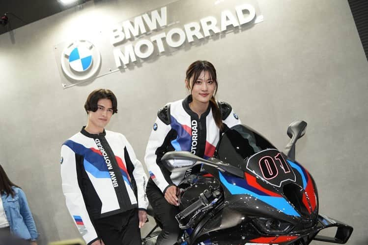 日吉晶羅さんのインスタグラム写真 - (日吉晶羅Instagram)「大阪・東京・名古屋 #モーターサイクルショー2023 @BMWMotorradJPN ブースに お越し下さった皆さん有難うございました☺️🏍  沢山のファンの方に愛されている #bmwmotorrd 様にこうして携われた事を光栄に思います！✨関係者の皆さんと居る時間もすっごく楽しくてあっという間でした。  写真を見返すと寂しく思える🥹❤️‍🔥  #BMW #バイク旅  #bmwバイク #motorcycle #model  #東京モーターサイクルショー  #大阪モーターサイクルショー  #名古屋モーターサイクルショー」4月11日 18時56分 - akira_kirakira_