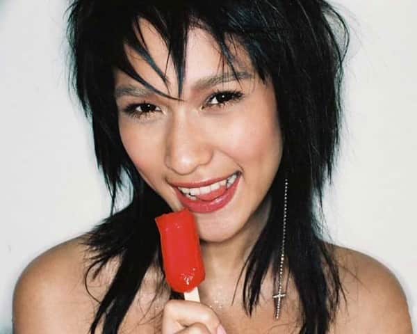 Laila Boonyasakのインスタグラム：「ตัวมัม ต้นแบบทรงผม อีกี้ 😎 สก๊อยเกิล ผู้มาก่อนกาล ในยุค Hi5  พิกัดเดินถือหวีอยู่ลานน้ำพุ Center point สยามแสควร์ #y2k #อดีตเคยแรง #แม่อีกี้ #ธาตุทองซาวด์」