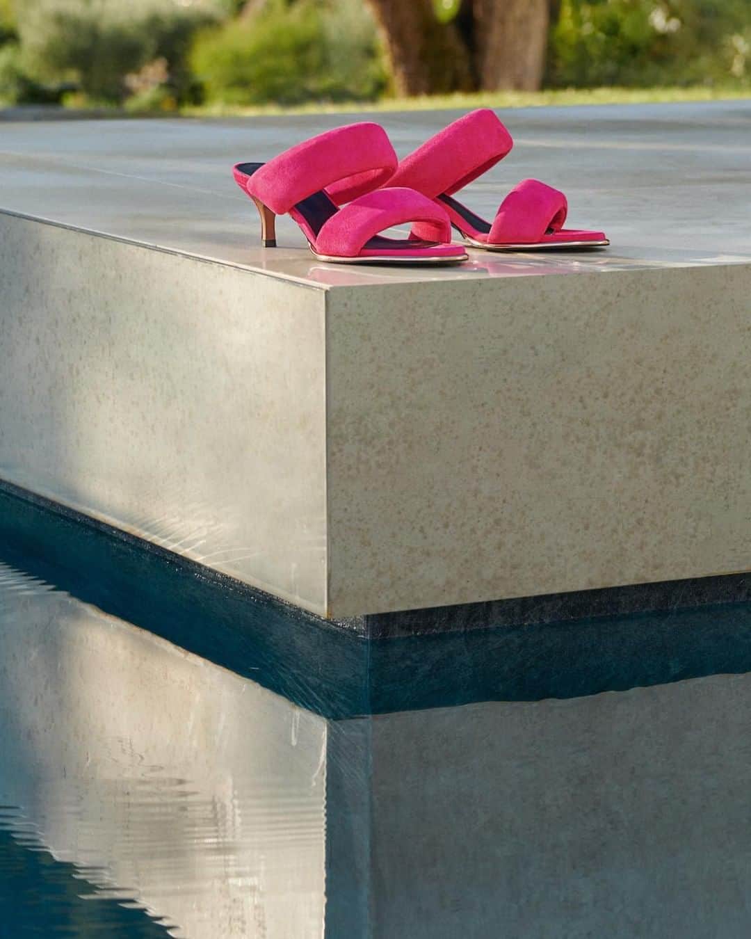 フルラのインスタグラム：「Hot pink statement. Padded heels for your Italian Summer with Furla Vega.   #ItalybyFurla #FurlaSS23 #Furla」