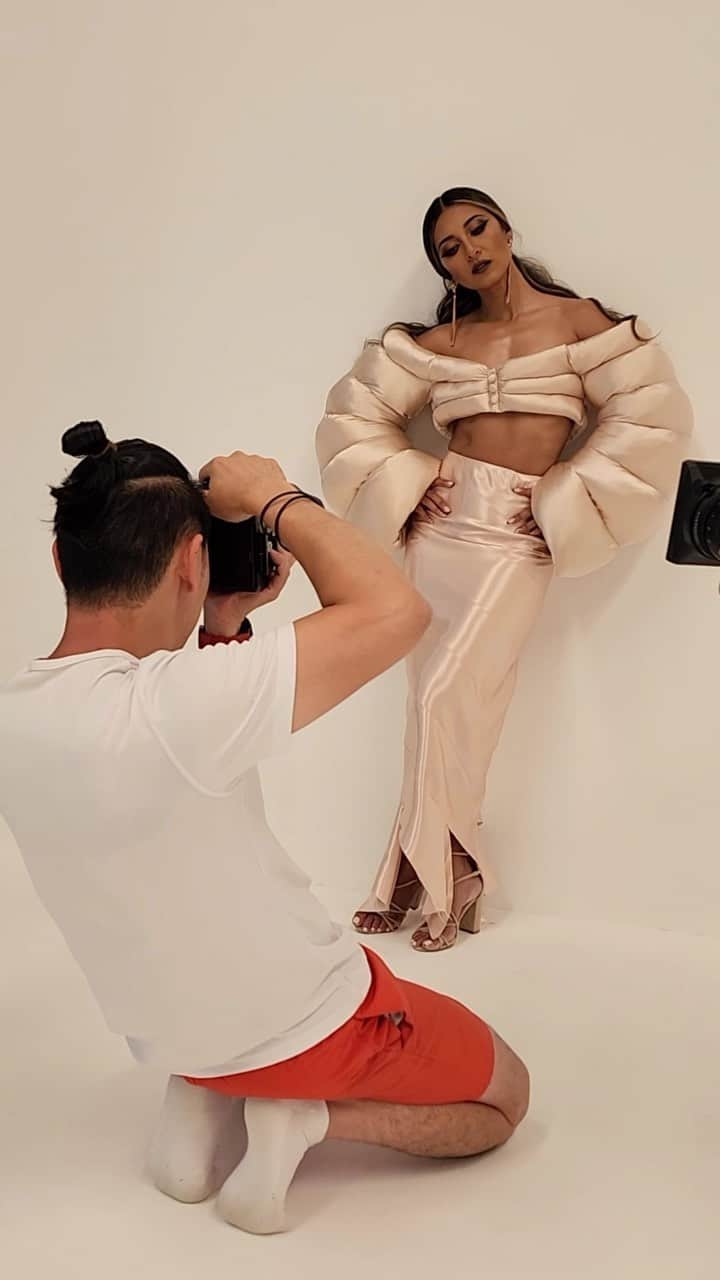 シェネルのインスタグラム：「Little recap on my “this is 40” shoot 🤩  📸: @meiji_nguyen_photography  💄: @hendrawmakeup  👗: @sp_thelabel  ✨: @studio.sleesh  👼: @_poiset」