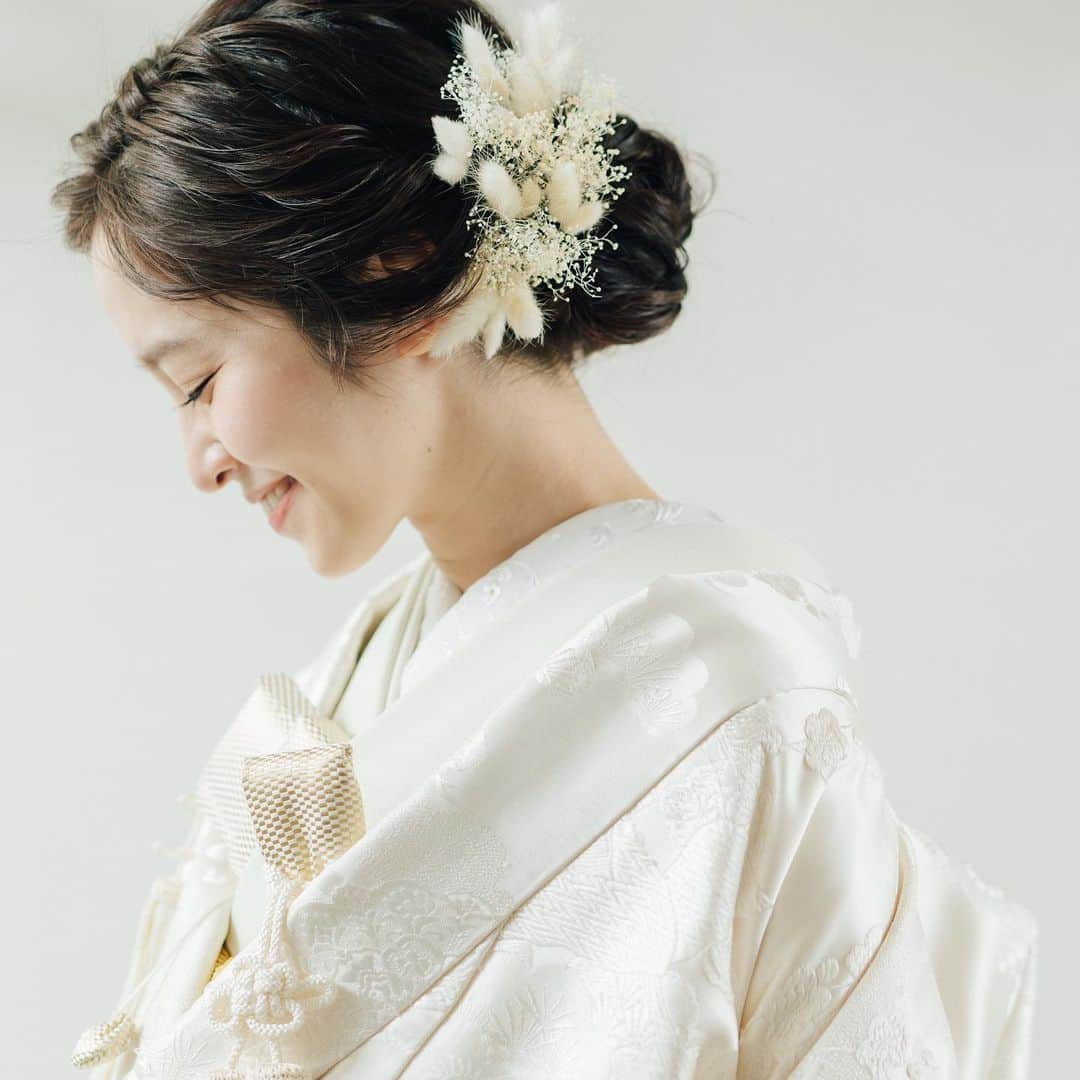 SWITCH SHOOTING PHOTO MAISONのインスタグラム：「色を合わせたお花の髪飾りで、シンプルカジュアルに着たコーディネートが可愛いです❣️  東京 @switch.tokyo 大阪 @switch.umeda 札幌 @switch.sapporo 鹿児島 @switch.kagoshima ⁡. ▼少人数結婚式ご検討のカップルはこちらから @chapel_tenkeiandmarry ⁡. ▼前撮り・フォトウェディングご希望のカップルはこちらから @switch.tokyo . #switch表参道#switchomotesando #switch東京　#switchtokyo #前撮り#後撮り#ウェディングフォト#フォトウェディング#フォトスタジオ #ブライダルフォト#結婚写真#結婚式前撮り#プレ花嫁#花嫁準備#ブライダルヘア#ウェディングヘア#おしゃれ花嫁#ドレス試着#結婚式#日本中のプレ花嫁さんと繋がりたい#ウェディングドレス#カラードレス#タキシード#和装前撮り#色打掛#白無垢#品プリ花嫁 #品プリ婚」