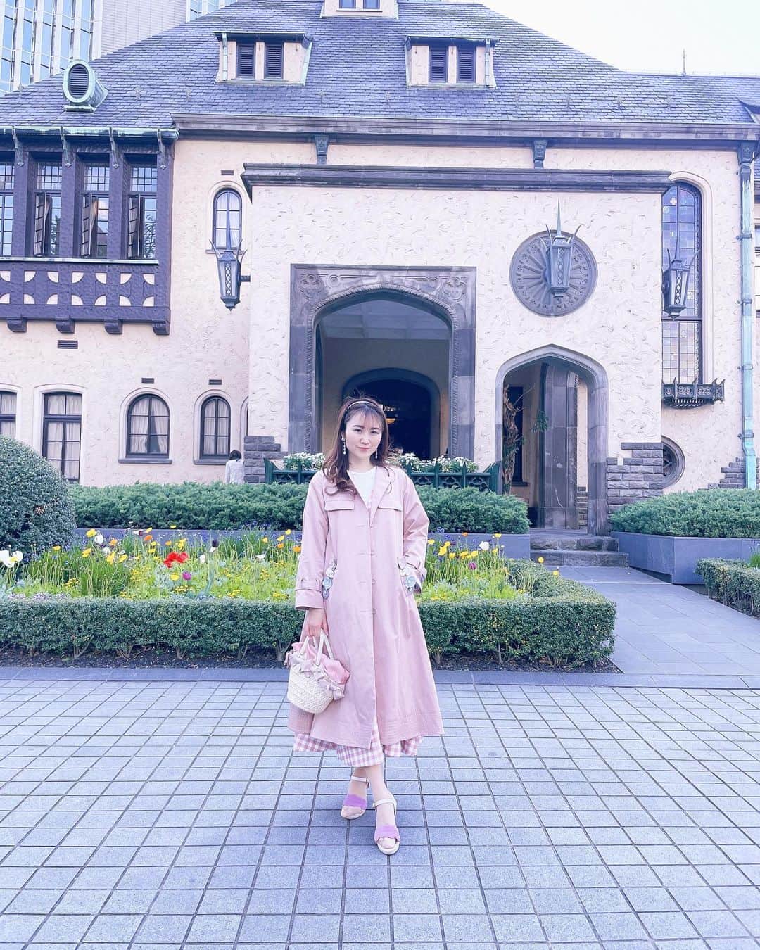 Miku Hirata 平田未来さんのインスタグラム写真 - (Miku Hirata 平田未来Instagram)「すごく暑い日でしたね🥹 スタジオハウスで撮影でした💕  写真は、#紀尾井ガーデンテラス (@tokyo_gardenterrace )にて🌼  お花を見に行きました✨ 桜と薔薇の間の季節🌹ですが、 お花が💐可愛かったです✨  今月はかなり、過密ですが(休み休み) お気に入りのお洋服、 あちこちきて行きたいです🌼  #kioispring2023 #東京ガーデンテラス紀尾井町 #kioispring #東京ガーデンテラス #紀尾井ガーデンテラス  #マーガレットワンピース #チェスティコーデ #チェスティマーガレット #撮影日和☀️」4月11日 19時12分 - miku.hirata