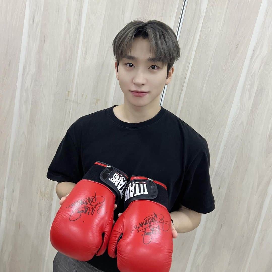 THE BOYZさんのインスタグラム写真 - (THE BOYZInstagram)「My favorite, Pacquiao Thank u :) Gifted by my friend 🥊  #Sangyeon #Pacquiao #Philippines」4月11日 19時12分 - official_theboyz