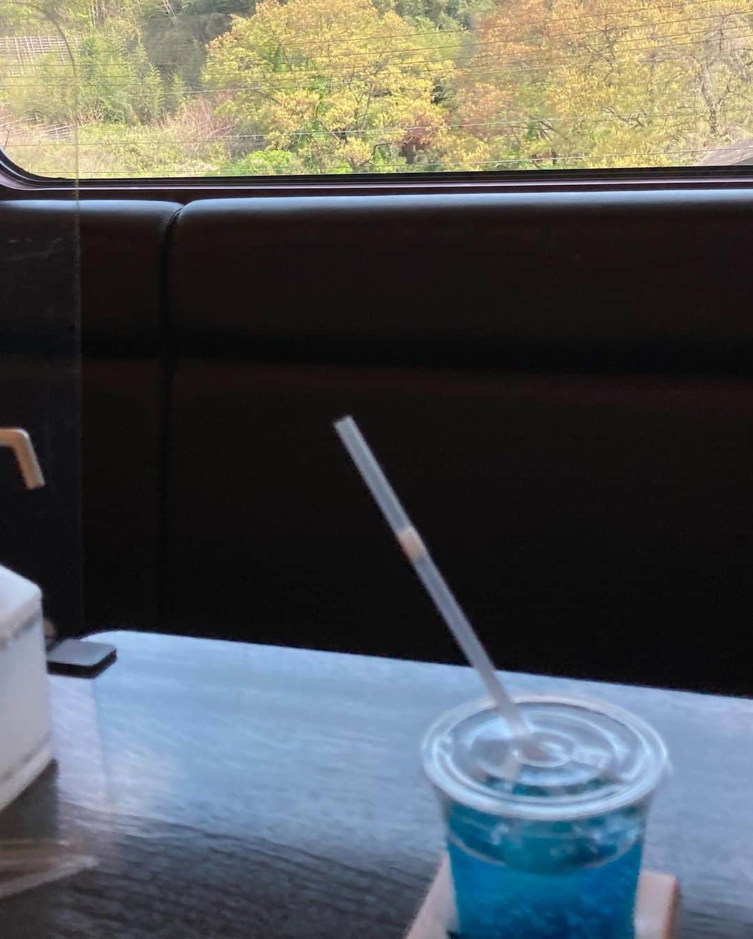 中井智彦さんのインスタグラム写真 - (中井智彦Instagram)「今日は #青の交響曲 で吉野まで！！！ 美しいブルーのボディ。 青好き 電車好きの僕は興奮しすぎて 鼻血でそうになりました。 最高の乗車時間！ ラウンジカーでたのんだ飲み物 ブルーシンフォニー なんて贅沢な時間。  吉野には1時間滞在。 桜が綺麗だったけど、 お店の方が 明日の雨でちっちゃうね 吉野の春は今日までだ っていう言葉が聞こえてきて ちょっと切なくなりました。 カフェで紅茶を一杯。 オススメの紅茶が エロス、、 飲みました。笑  1時間後の電車で大阪へ。 電車でジェーンの録音チェック。 でもただ聴くだけ。 みんな本当に素敵。 この録音チェックも明日で終わってしまうと思うとちょっと涙でそうでした。  そして 自分でやっておきながら いつもシンジュン聴きながら背筋がぞっとしている僕です。 #ジェーンエア #最後の休演日」4月11日 19時12分 - nakaitomohiko