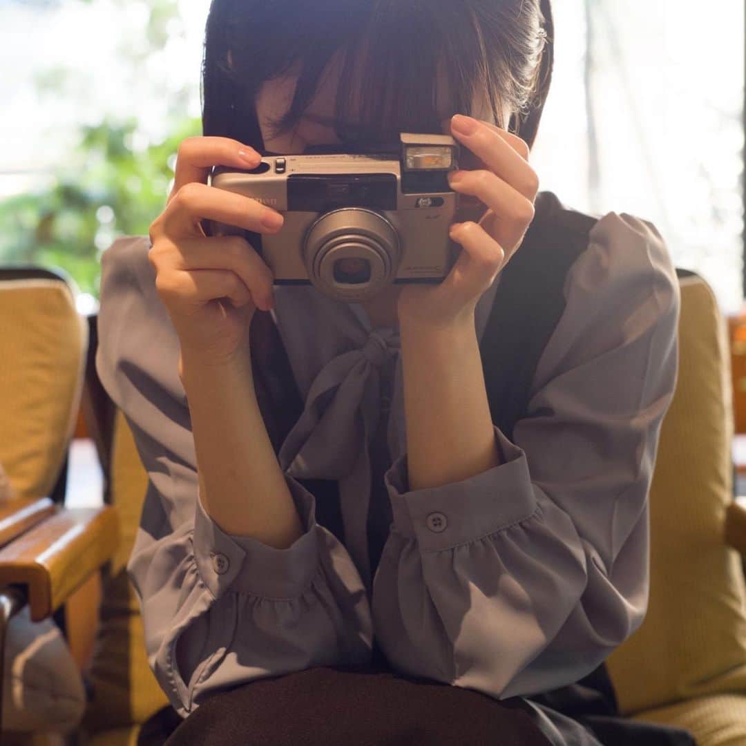 いけちゃんさんのインスタグラム写真 - (いけちゃんInstagram)「フィルムカメラを趣味にしようと思って、カメラマンさんに教えてもらってきた！  本体が8000円くらいのカメラをとりあえず購入📸  #趣味#フィルムカメラ#フィルムカメラ初心者#フィルムカメラ女子#filmに魅せられて」4月11日 19時05分 - ikechan0920