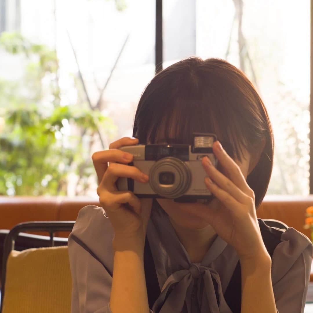 いけちゃんさんのインスタグラム写真 - (いけちゃんInstagram)「フィルムカメラを趣味にしようと思って、カメラマンさんに教えてもらってきた！  本体が8000円くらいのカメラをとりあえず購入📸  #趣味#フィルムカメラ#フィルムカメラ初心者#フィルムカメラ女子#filmに魅せられて」4月11日 19時05分 - ikechan0920