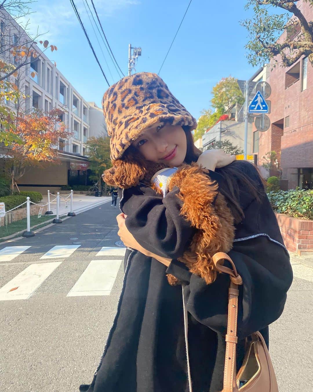 愛甲千笑美のインスタグラム：「愛おしい生き物😶💨 2歳のお誕生日おめでとう @iamkotatsu   👚　@select.shop.jbg  👜　@polene_paris  👖　@diesel  👢　@select.shop.jbg  🧢　@sheinofficial」