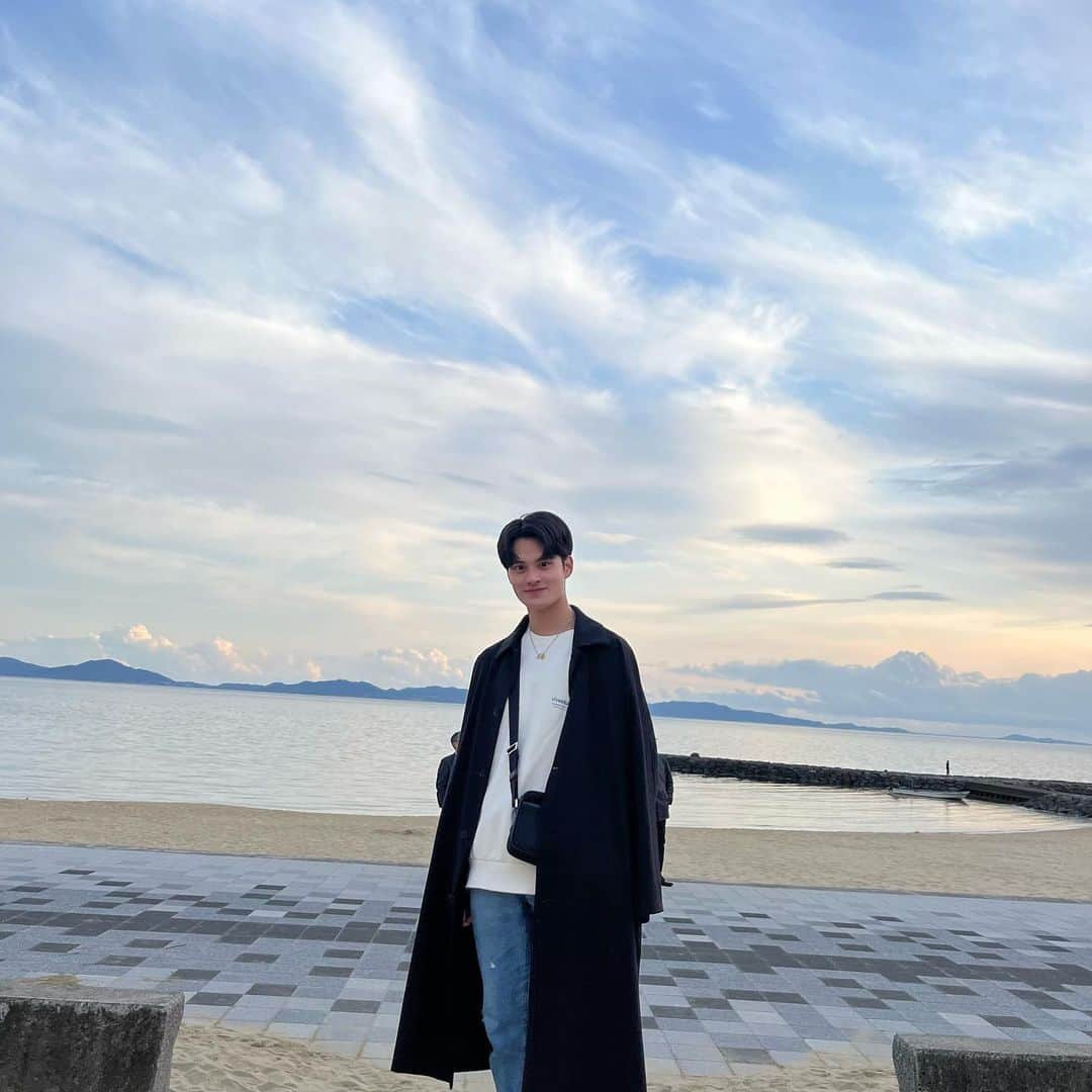 のインスタグラム：「・ 夕方の海綺麗だった！🌊  ・ ・ ・ ・ #ootd  #mensfashion  #fashion  #04 #sea」