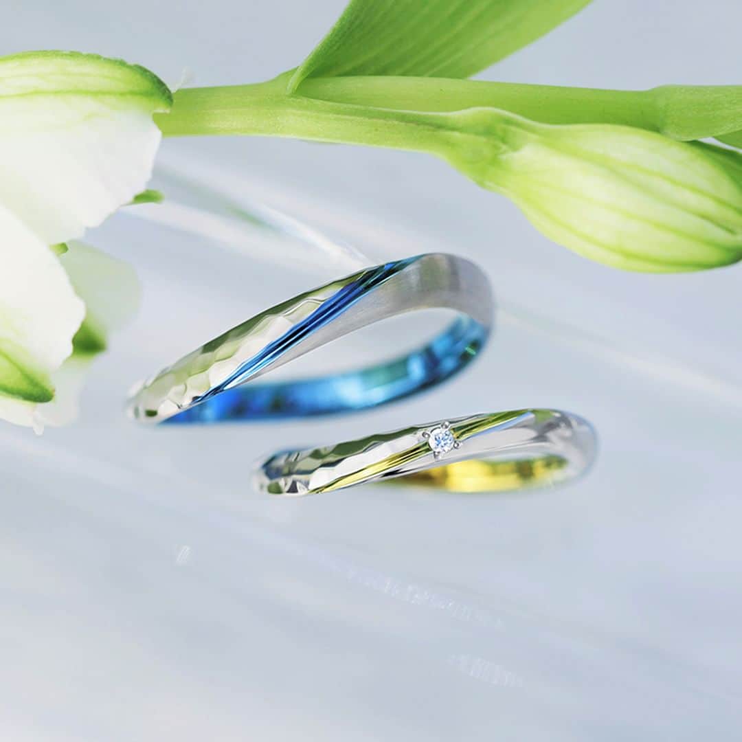 SORA ≪SORA表参道の公式アカウント≫のインスタグラム：「#結婚指輪SORA 【CONTRAIL-コントレイル-】 ひこうき雲の名を持つ結婚指輪。  青い空に太陽が眩しく輝き、 そこに一筋のひこうき雲が気持ちよくラインを描く そんな情景を形にしました。  キラキラとしたテクスチャーとフラットな部分が 美しいコントラストを放ちます。  進んだ軌跡を真っ直ぐ残すひこうき雲のように、 揺るぎない二人の想いを指輪に託して💍  ◤コントレイル 取扱店◢  ・SORA表参道本店 ・SORA札幌店 ・全国の取扱店 ・SORA公式オンラインショップ >>>https://www.sora-w.com/online/  - - - - - - - - - - - - - - - - - - - -   🟩LINEでもデザインのご相談が可能です >>>「SORA」と検索！  公式アカウントをお友だち登録して メッセージを送ってください  SORA表参道本店のデザイナーがご返信します💁‍♀️  - - - - - - - - - - - - - - - - - - - -   SORA公式サイトや店舗情報は アカウントTOPのURLからcheck * >>> @sora_omotesando  ぜひハッシュタグをつけて SORAの写真を投稿してください♪ >>> #結婚指輪SORA  デザイナー、クリエイターが皆さんの投稿を拝見し 毎日パワーをいただいています🌿  - - - - - - - - - - - - - - - - - - - -   #結婚指輪 #結婚指輪探し #結婚指輪オーダーメイド #weddingring #ペアリング #金属アレルギー対応 #サムシングブルー #サムシングブルーリング」