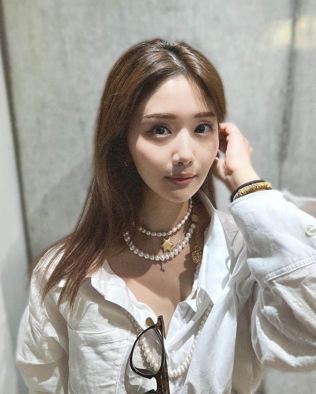 一木美里のインスタグラム：「🤍🌙💫✨🖤  @tokyo_hills_clinic でメンテナンス♡ よく、何がおすすめですか？と質問いただくのですが先生に相談してご自身にあうものを受けられるのがいいと思います🫶🏻✨とても丁寧に相談にのってくださるし必要なこと施術だけを教えてくれるので、私のまわりでも信頼して通う方が多いです。  私は噛み締めがひどくてコロナ禍に歯が割れたほど🥲ゆがんで顔の左半分が大きくなっている、とのことでうるおい注射と5Gの短い2本を初めてしていただきました🙏10分程度でフェイスラインが治りました🥺ありがとうございます♡  #東京ヒルズクリニック#tokyohillsclinic#beautytips#美容皮膚科#美容医療#アンチエイジング#フェイスライン#皮膚管理」