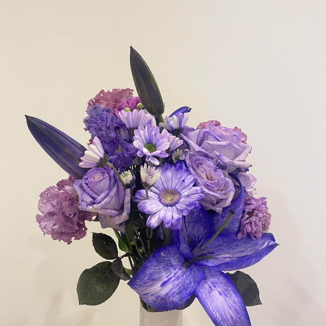 中野愛理のインスタグラム：「💐 　　　　　　 　　　　　　 生誕祭のディスプレイのお花。 綺麗なお花たくさんあったので 厳選してお持ち帰りしました☁️ 　　　　 お花のセンスも抜群！ありがとう♡」