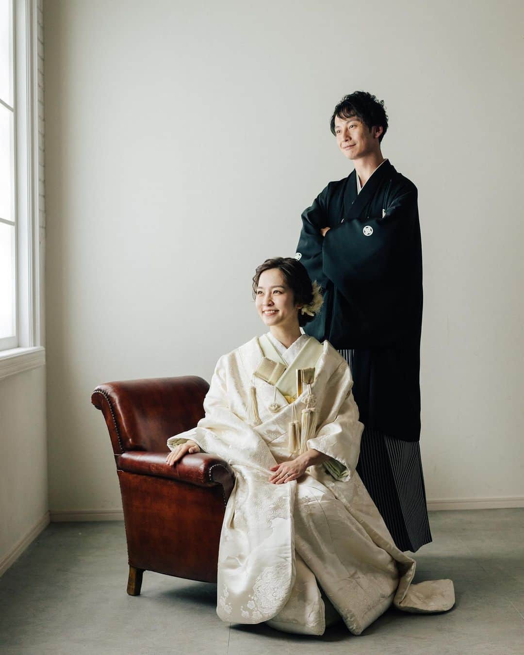 SWITCH SHOOTING PHOTO MAISONのインスタグラム：「スタジオの窓の近くで🫧  結婚式をする方もしない方も、和装は是非一枚は撮っておいてほしいお写真です！  東京 @switch.tokyo 大阪 @switch.umeda 札幌 @switch.sapporo 鹿児島 @switch.kagoshima ⁡. ▼少人数結婚式ご検討のカップルはこちらから @chapel_tenkeiandmarry ⁡. ▼前撮り・フォトウェディングご希望のカップルはこちらから @switch.tokyo . #switch表参道#switchomotesando #switch東京　#switchtokyo #前撮り#後撮り#ウェディングフォト#フォトウェディング#フォトスタジオ #ブライダルフォト#結婚写真#結婚式前撮り#プレ花嫁#花嫁準備#ブライダルヘア#ウェディングヘア#おしゃれ花嫁#ドレス試着#結婚式#日本中のプレ花嫁さんと繋がりたい#ウェディングドレス#カラードレス#タキシード#和装前撮り#色打掛#白無垢#品プリ花嫁 #品プリ婚」