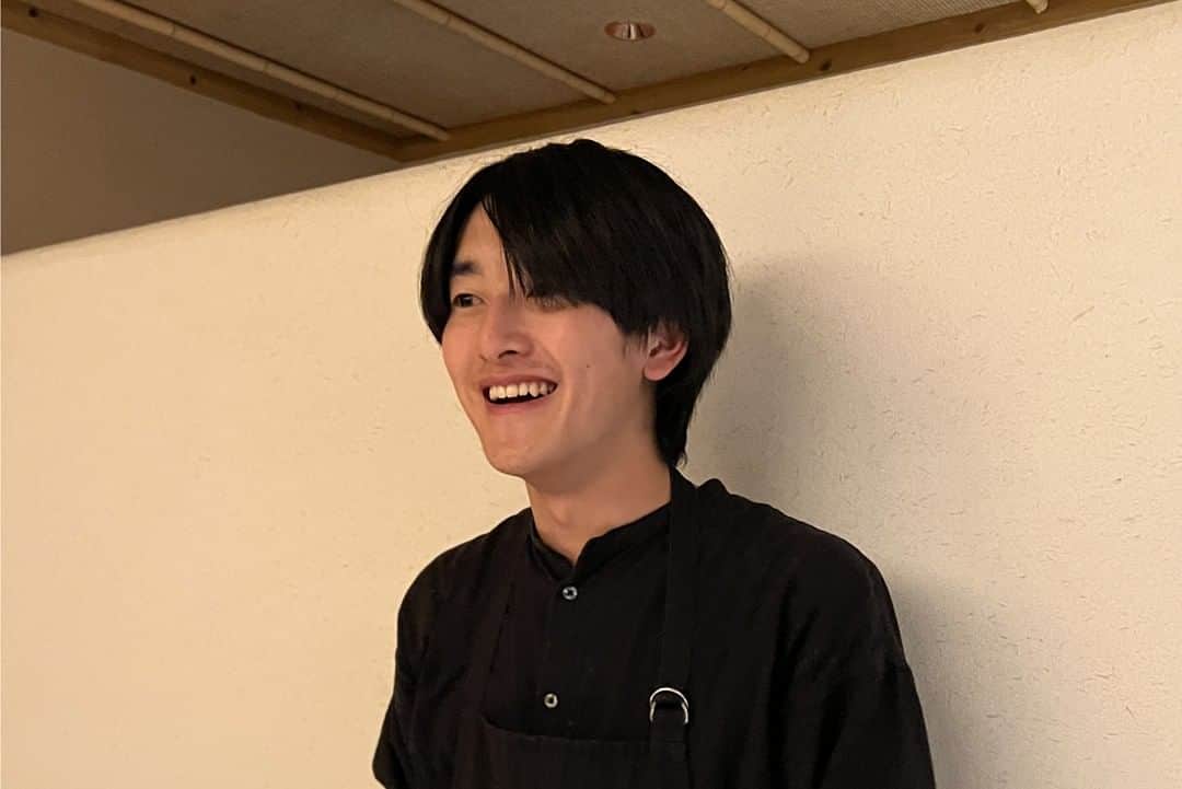 福岡グルメ 福岡ランチ「デビログ」さんのインスタグラム写真 - (福岡グルメ 福岡ランチ「デビログ」Instagram)「古民家で斬新な料理を提供する『Nishimura Takahito La cuisine creativite』のシェフが変わったよ！ 新しいシェフは、なんと24歳の#増永琉聖 さん。 年齢だけで判断すると期待値が下がりそうだが、彼は『オーグードゥジュール・メルヴェイユ博多』出身で、佐賀のホテル「アリタハウス」では料理長を任されるほどの腕前なのだ。 この若さでニシムライズムをしっかりと引き継ぐことができるということは、彼は天才なのかもしれない。 これからの進化が楽しみで、目が離せないよ。  今回は新たに設定された8,800円のコースをいただいたが、全11品＋パン、デザートで最後はニシムラ麺のゴルゴンゾーラのラーメンがついていた。 これはお得かも。 ※メニューの説明はデビログに掲載しています。 プロフィールからリンクしているので参考まで。  #NishimuraTakahitoLacuisinecreativite (#ニシムラタカヒトラキュイジーヌクリアテビィテ ) @nishimura_takahito_la_cuisine_  福岡市南区平和2-5-29 092-526-3153（前日までに要予約） 18:00～22:00くらい 不定休  #FukuokaGourmet  This restaurant is a fusion cuisine restaurant that won one star in the Michelin Guide Fukuoka 2019. The old private house and hideaway element is also popular, and now a young chef is in charge of cooking.  #후쿠오카  이 가게는 미슐랭 가이드 후쿠오카 2019에서 1 별을 획득한 퓨전 요리의 가게. 고민가에서 은신처적인 요소도 인기로, 현재는 젊은 요리사가 요리를 담당하고 있다.  #福岡グルメ #福岡ディナー #福岡食べ歩き #福岡インスタグルメ #福岡旅行 #福岡グルメ旅 #ミシュラン福岡 #ミシュラン１つ星 #ニシムラタカヒト #ニシムラ麺」4月11日 19時14分 - devi_takahashi