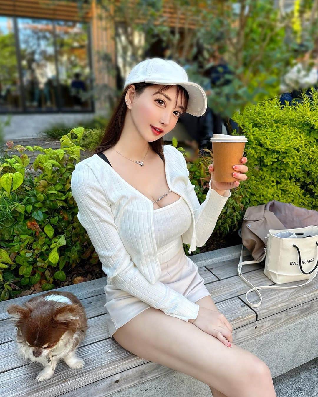 蘭子のインスタグラム：「代々木公園のわんわんカーニバルに行ってきた日🐕☀️ . 犬好きな人と幸せそうな犬が大集結して見てるだけで幸せ貰えるイベント🌸 その後はサウナ行ってスッキリ🧖🏻‍♀️ . 👚 @emoda_official  🧢 @gydajp  . .」